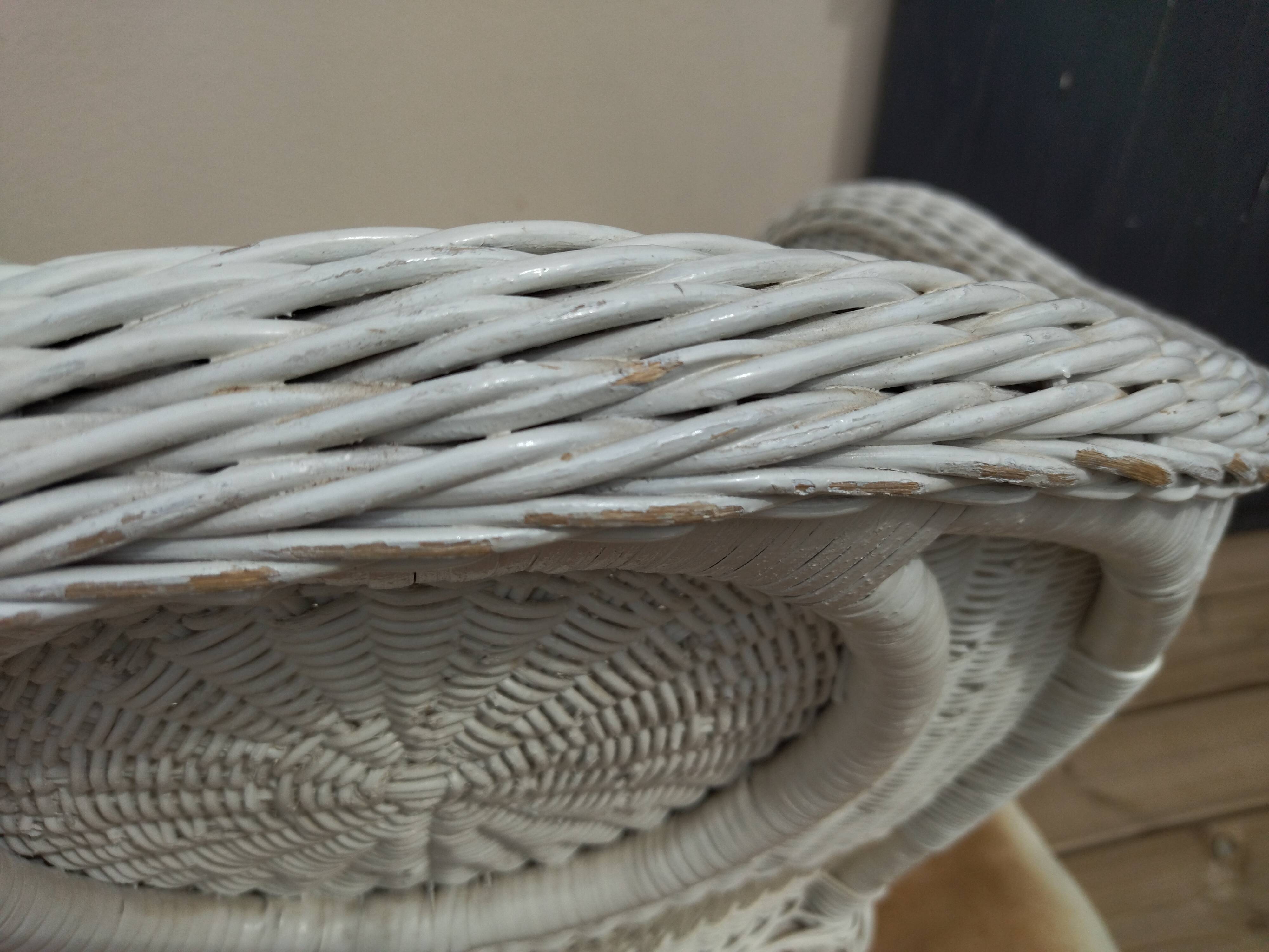 Paire de fauteuils blancs en rotin
