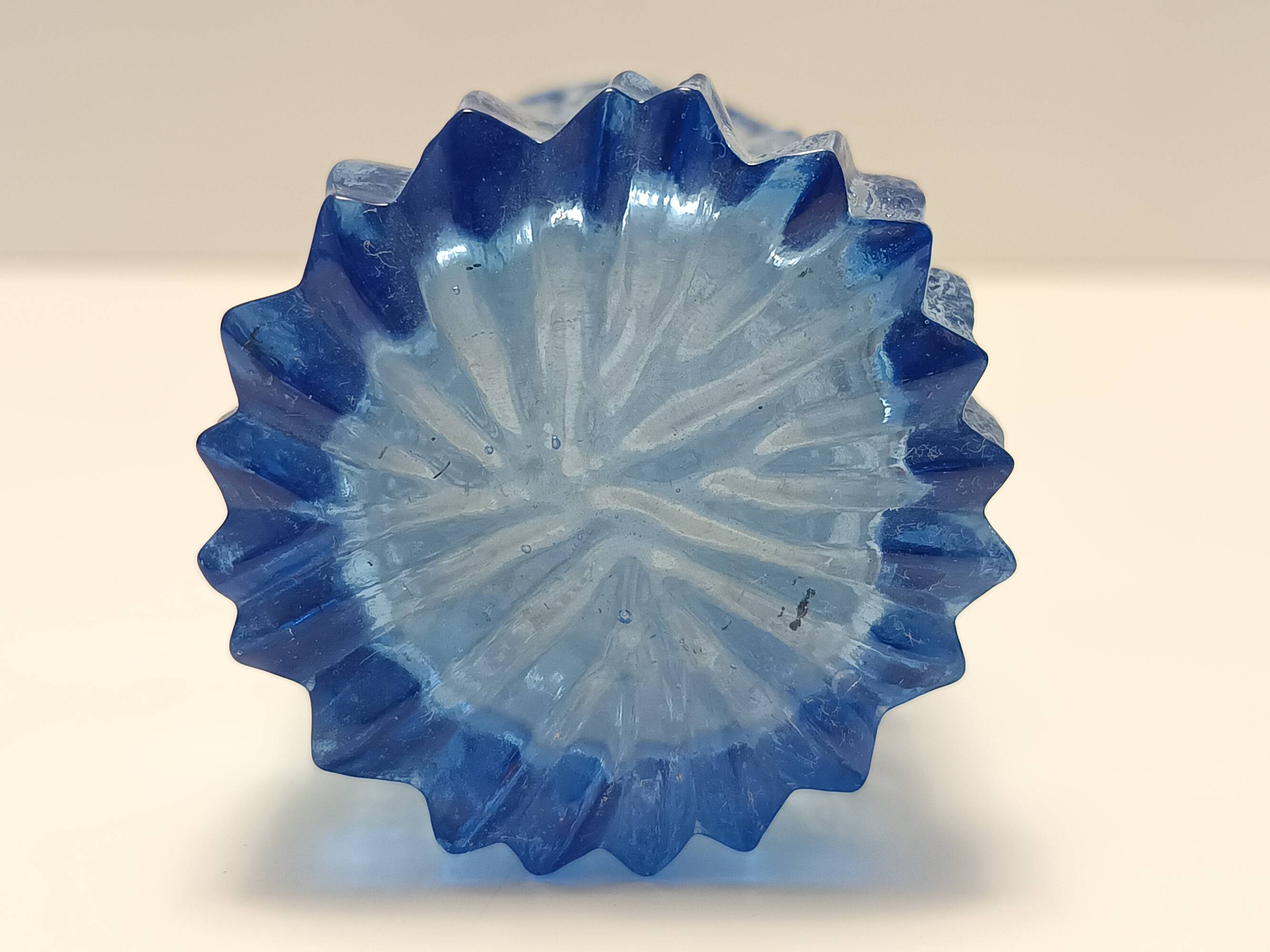 Ensemble de six verres à boire en cristal bleu faits à la main