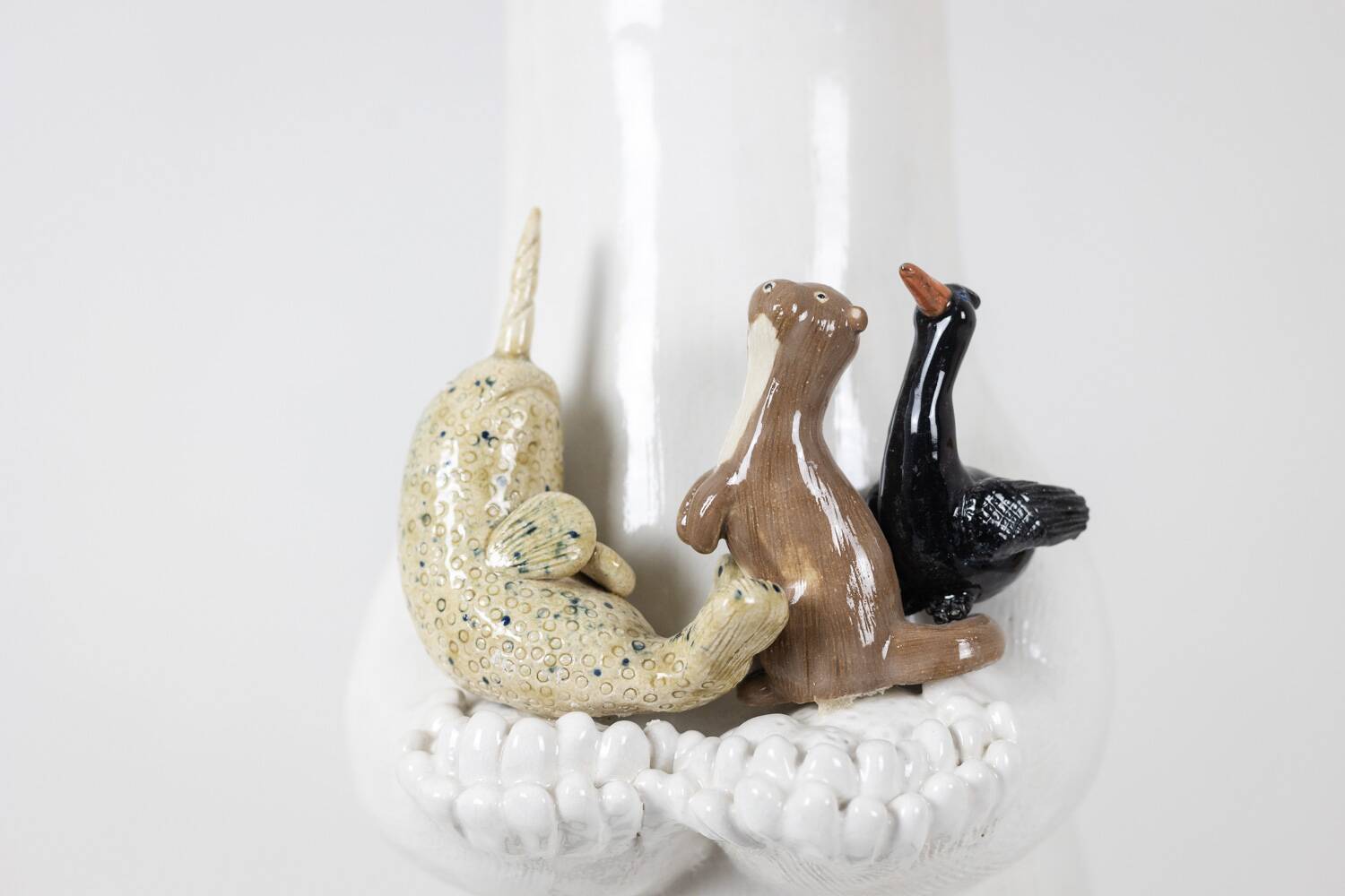Valérie Courtet. Ours présentant 3 animaux. Contemporain.