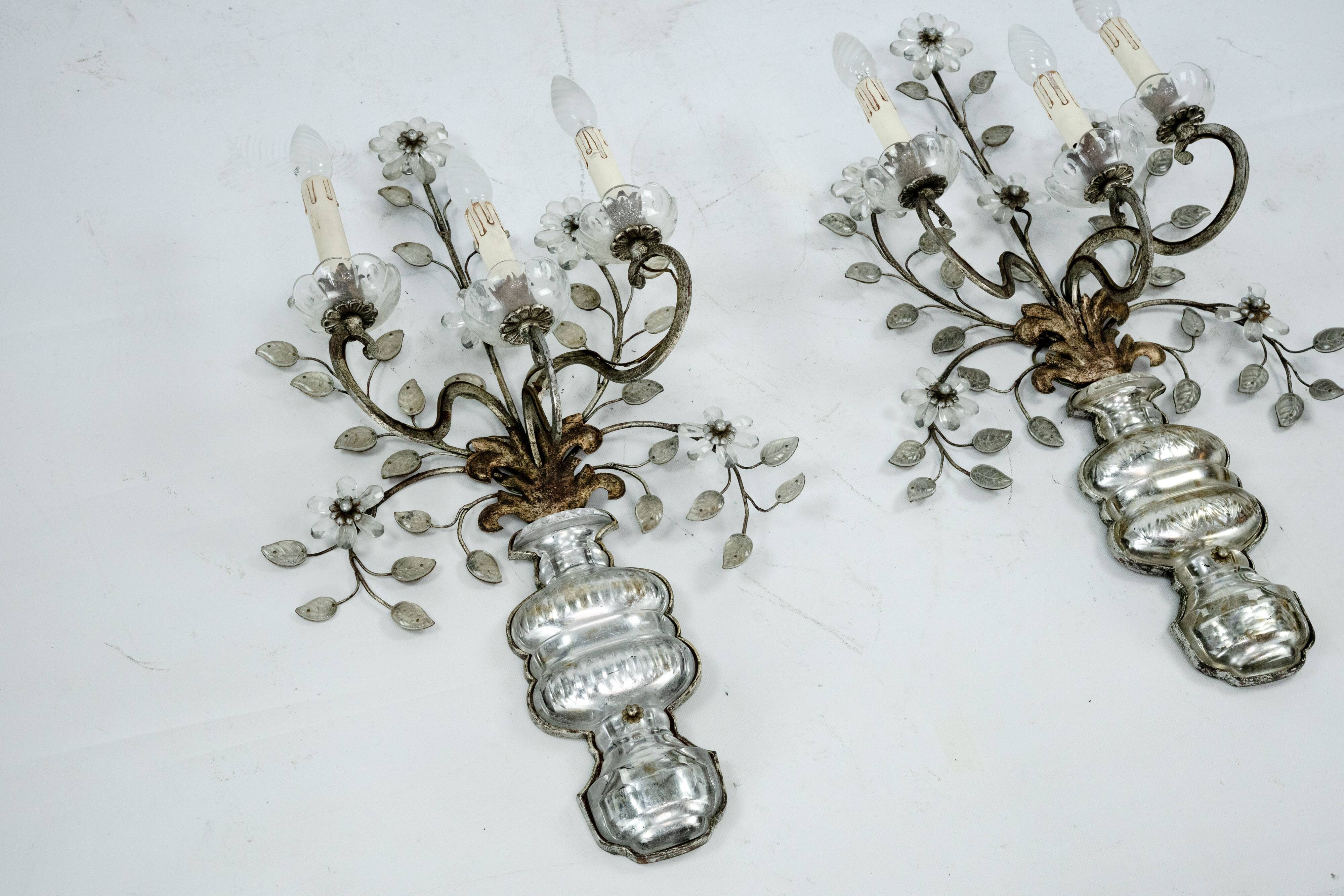 Paire de appliques en cristal et bronze Maison Bagues, années 1960.