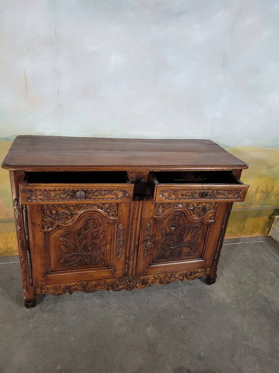 Buffet sculpté Louis XV en noyer