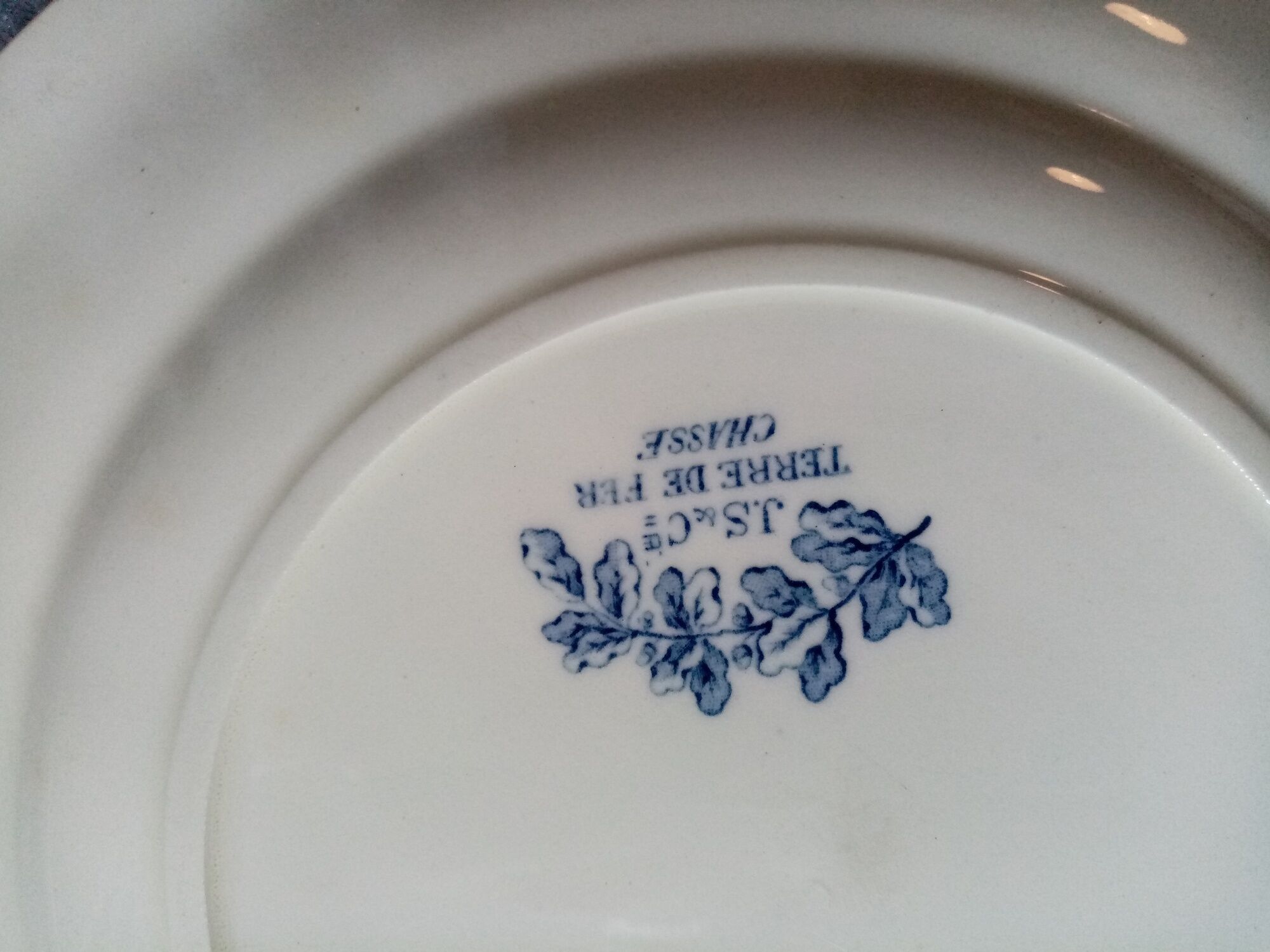 Series of 3 flat plates in iron earth, clairefontaine, hunting model