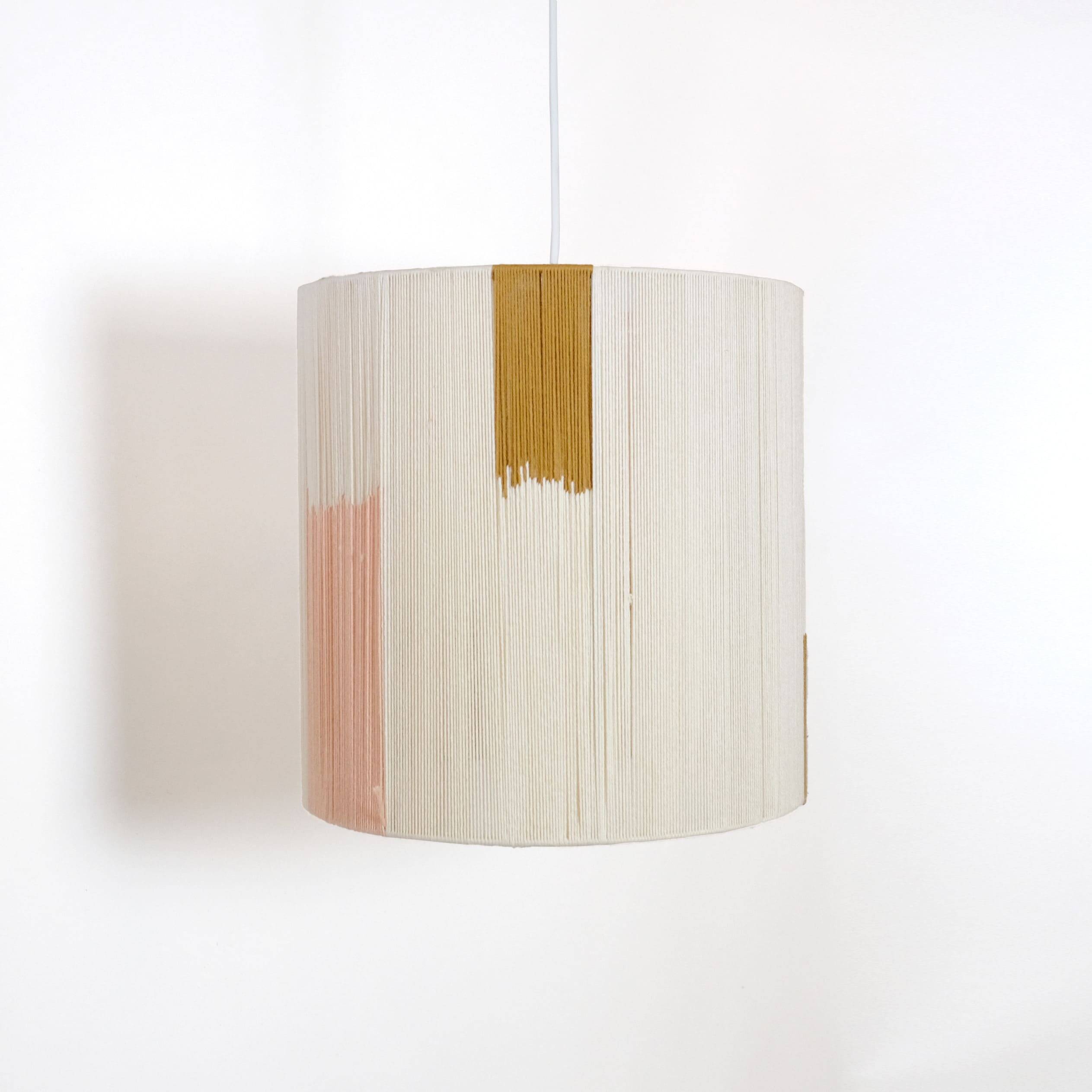Suspension en fil de coton ecru, rose et camel.