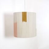 Suspension en fil de coton ecru, rose et camel.