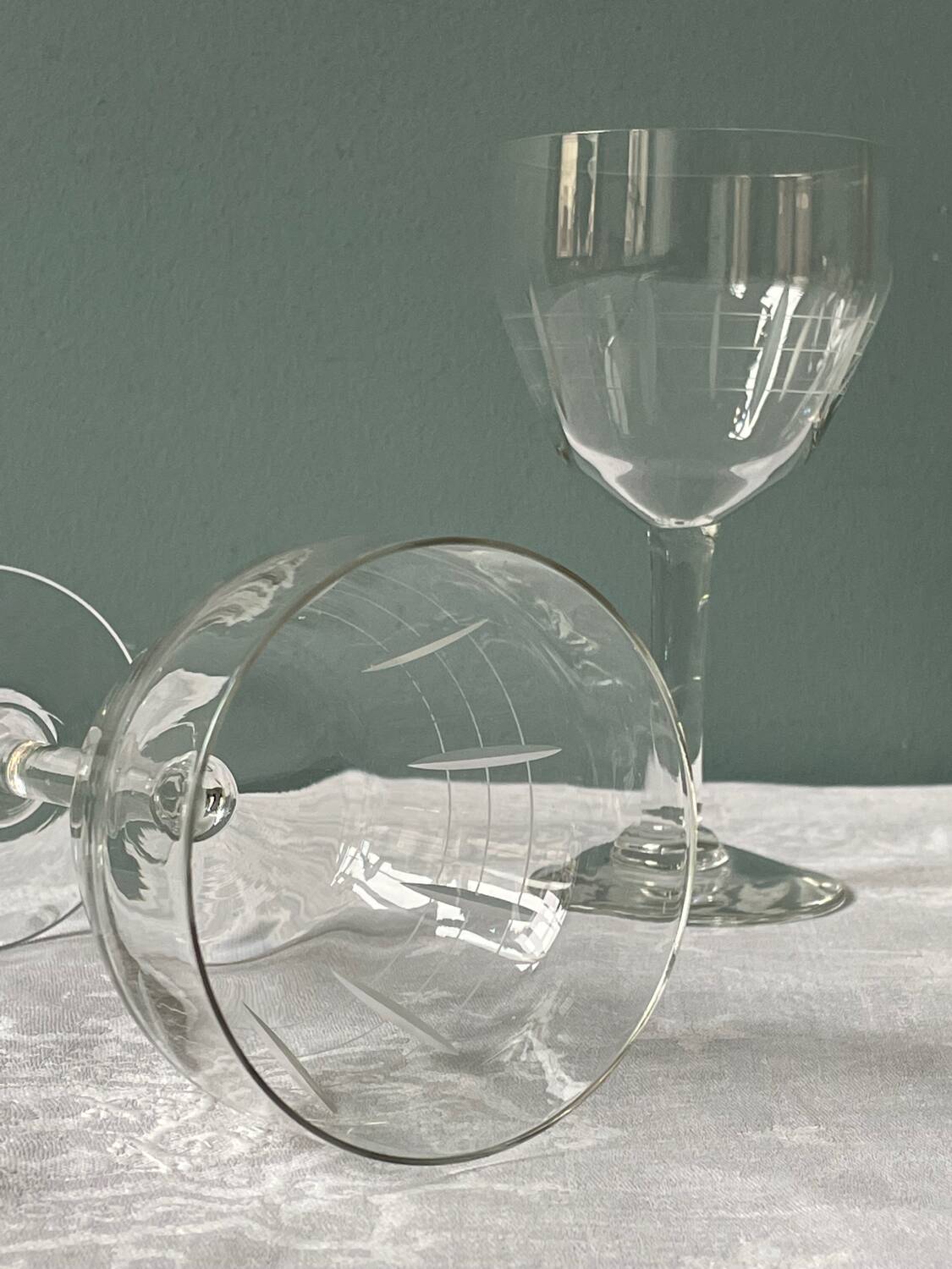 Série de 9 verres à pied gravés, vers 1950