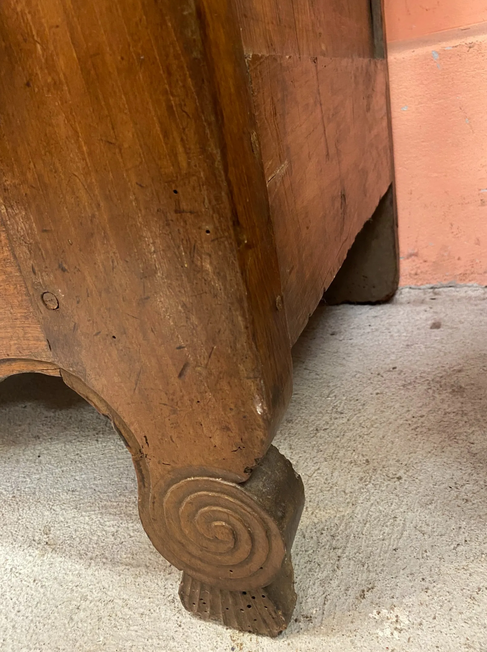 Armoire à linge ancienne noyer mouluré et sculpté XVIIIème siècle travail ancien parisien rustique