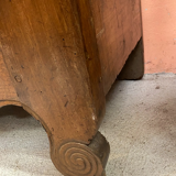 Armoire à linge ancienne noyer mouluré et sculpté XVIIIème siècle travail ancien parisien rustique