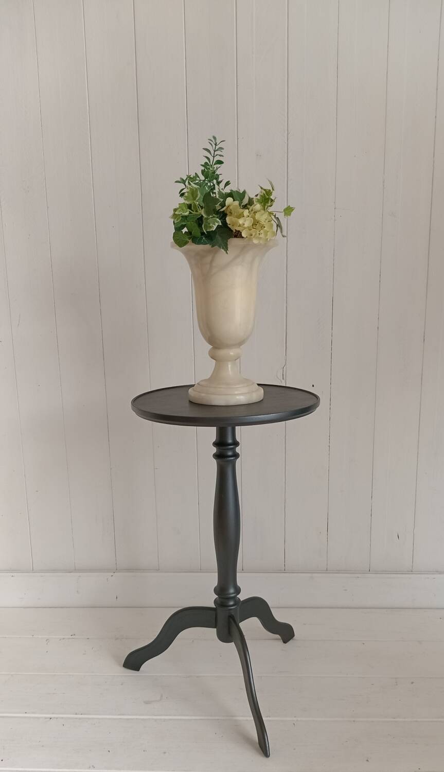 Tripod pedestal table