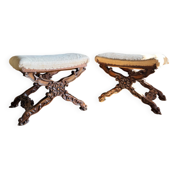 Paire de curules de la fin du xixe en bois sculpté de style Louis xv