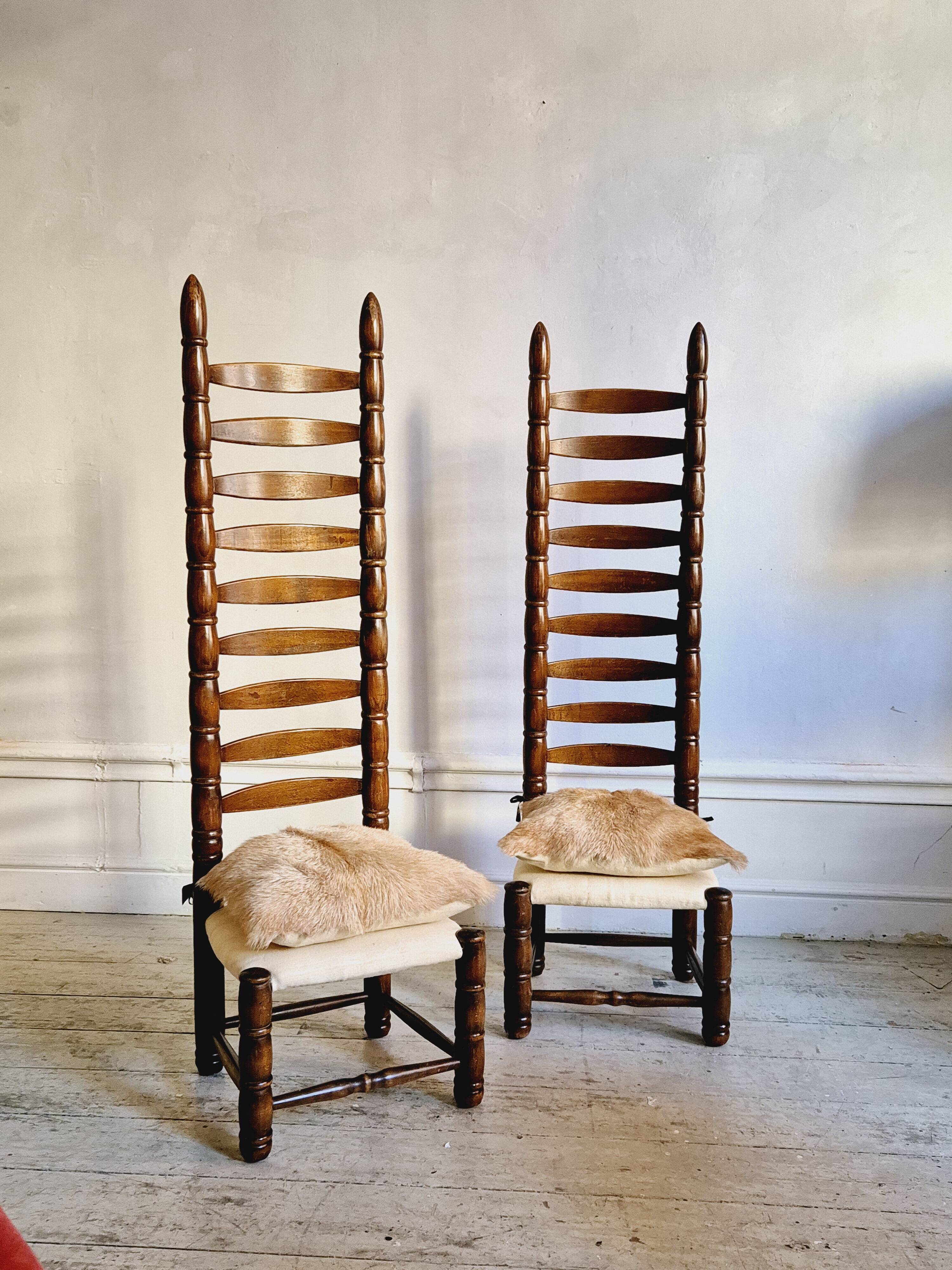 Paire de chaises espagnoles à dossier haut, datant du milieu des années 1900, avec des sièges en peau de chèvre et en lin.