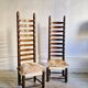 Paire de chaises espagnoles à dossier haut, datant du milieu des années 1900, avec des sièges en peau de chèvre et en lin.