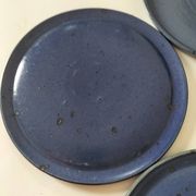 6 assiettes plates en grès artisanal bleu nuit moucheté