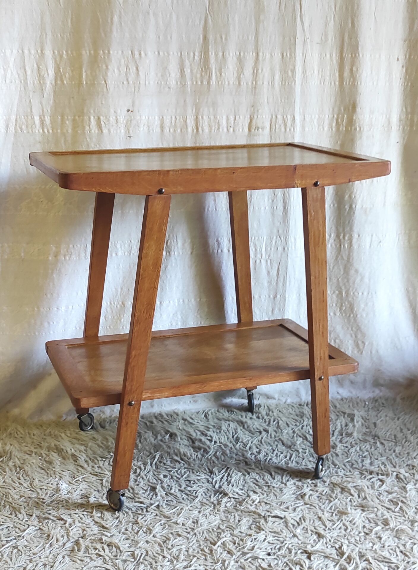 Table d'appoint moderniste en bois massif - années 50/60