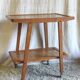 Table d'appoint moderniste en bois massif - années 50/60