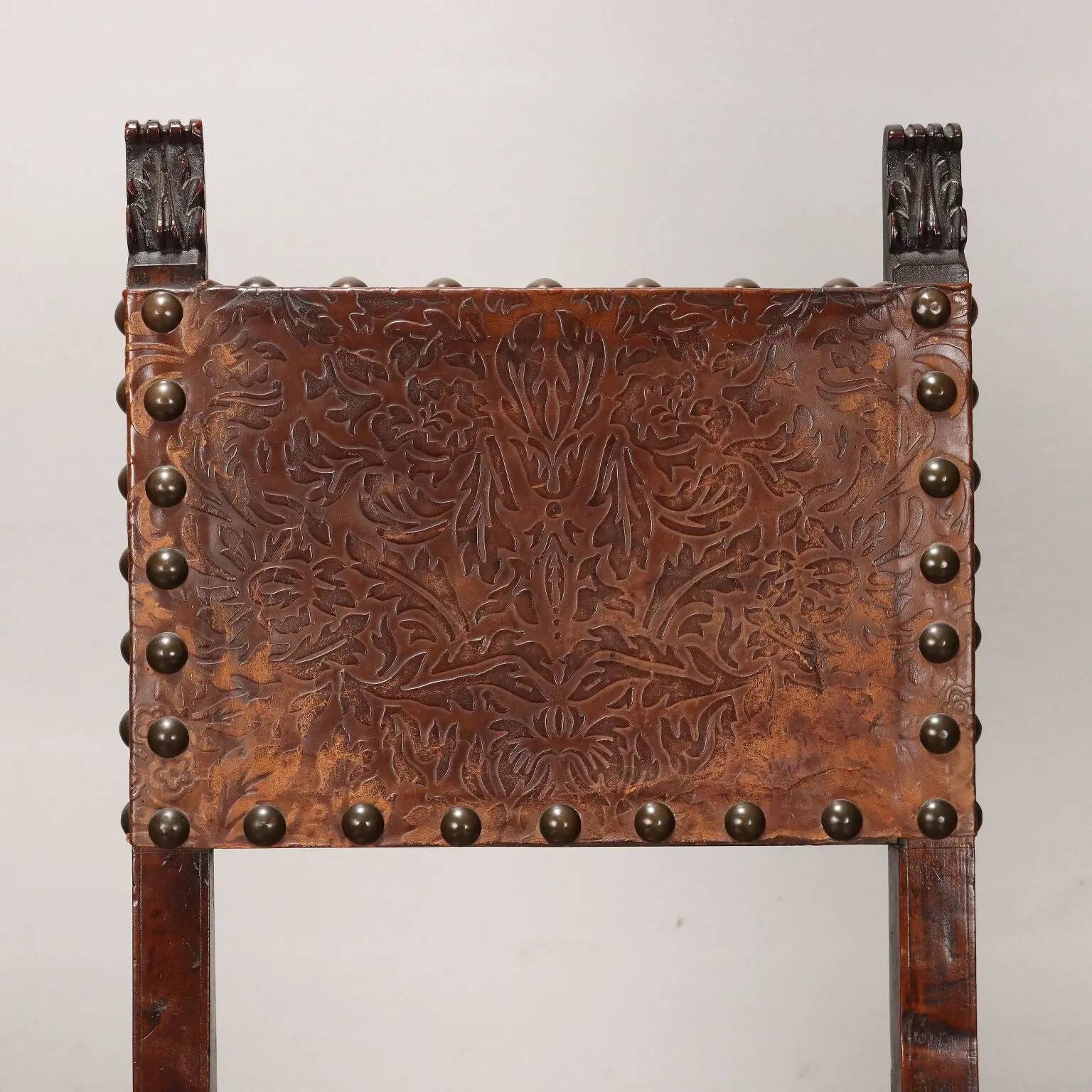 Antique Baroque chair in carved walnut, Italy, 18th century.