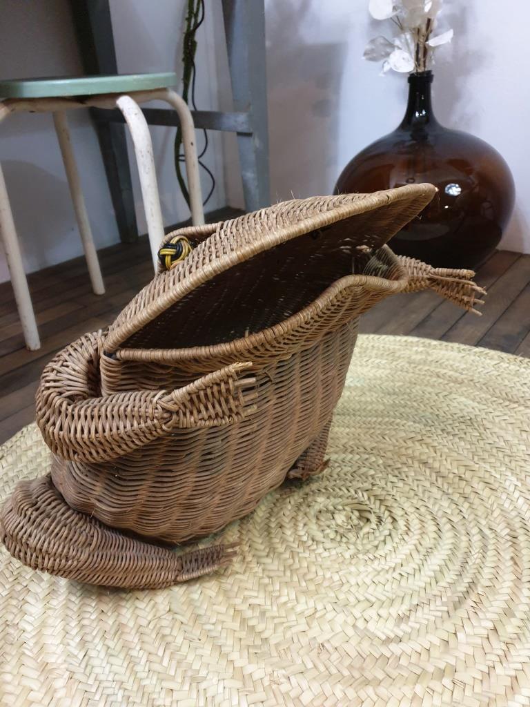 Frog magazine door rattan