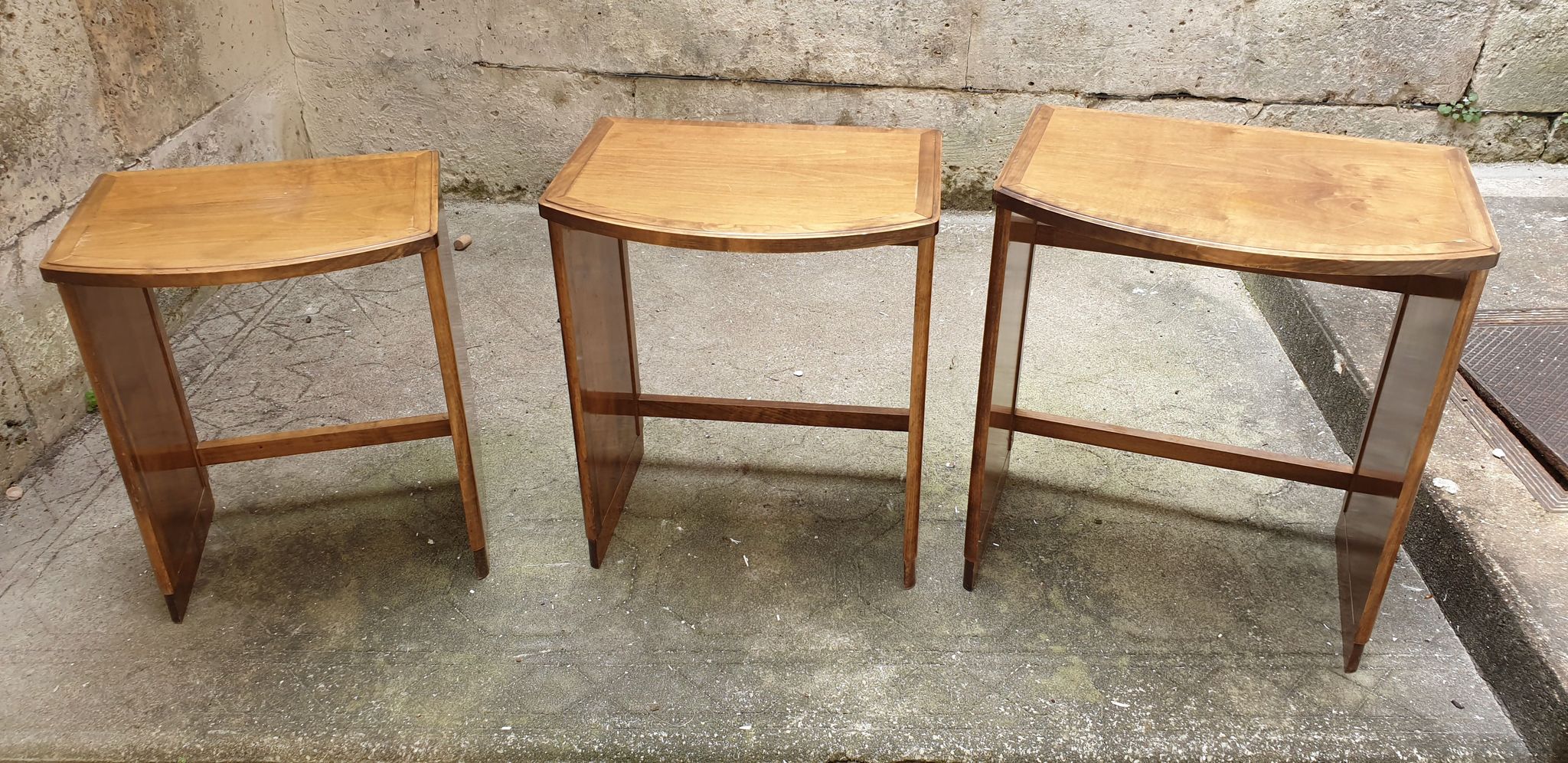 Tables gigognes en bois clair