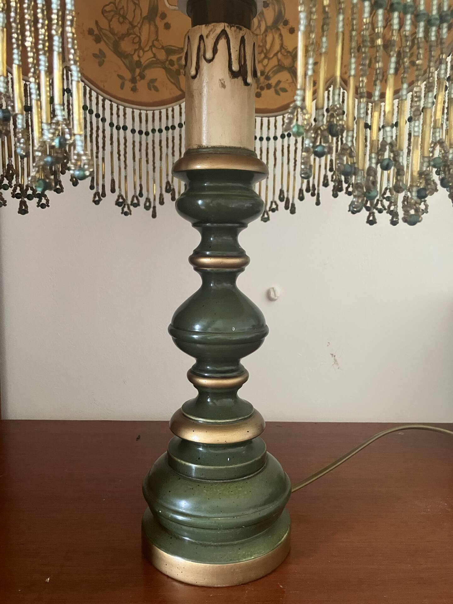 Table lamp, beads and flowers