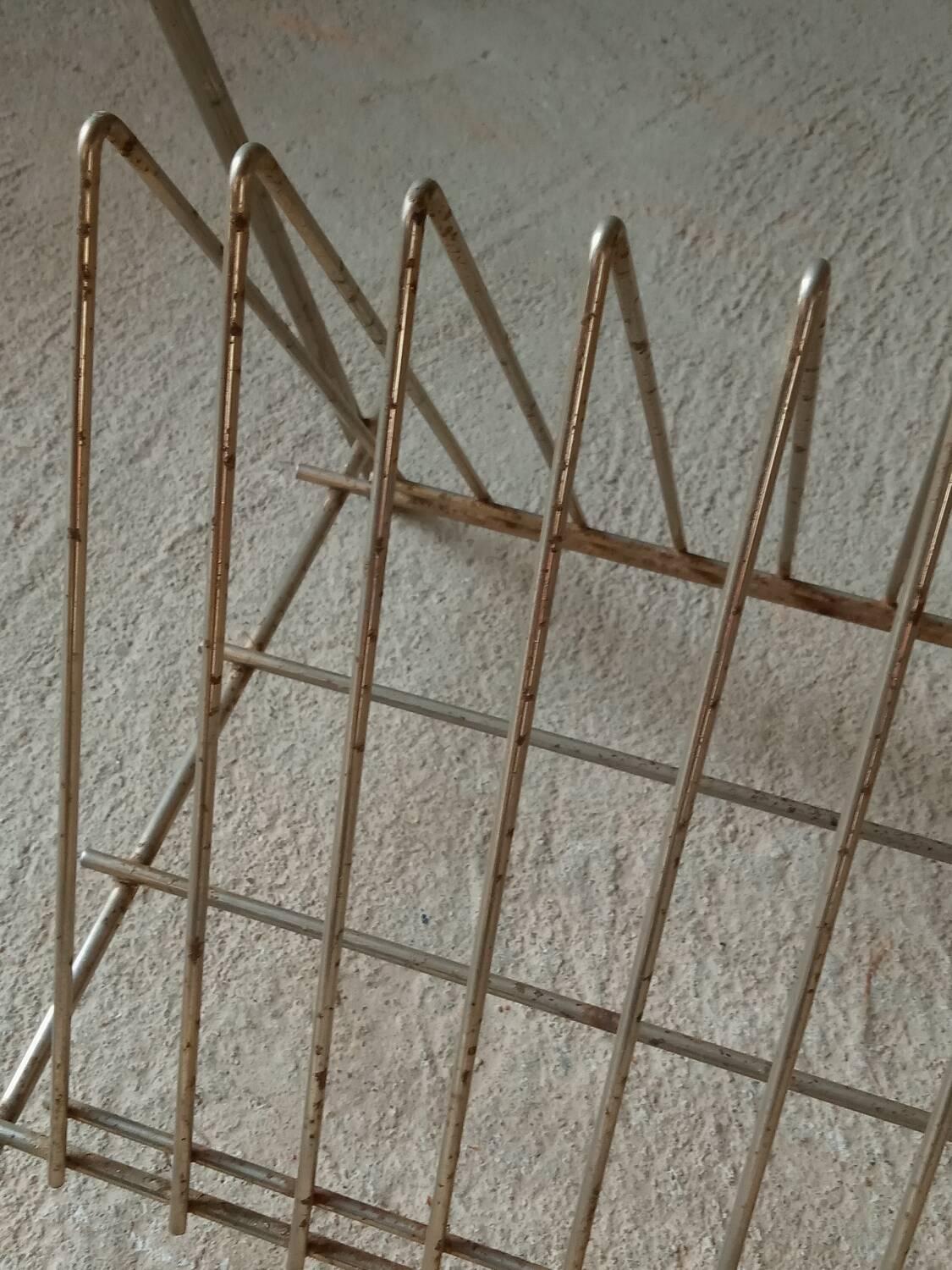 Table porte vinyle en metal perforé