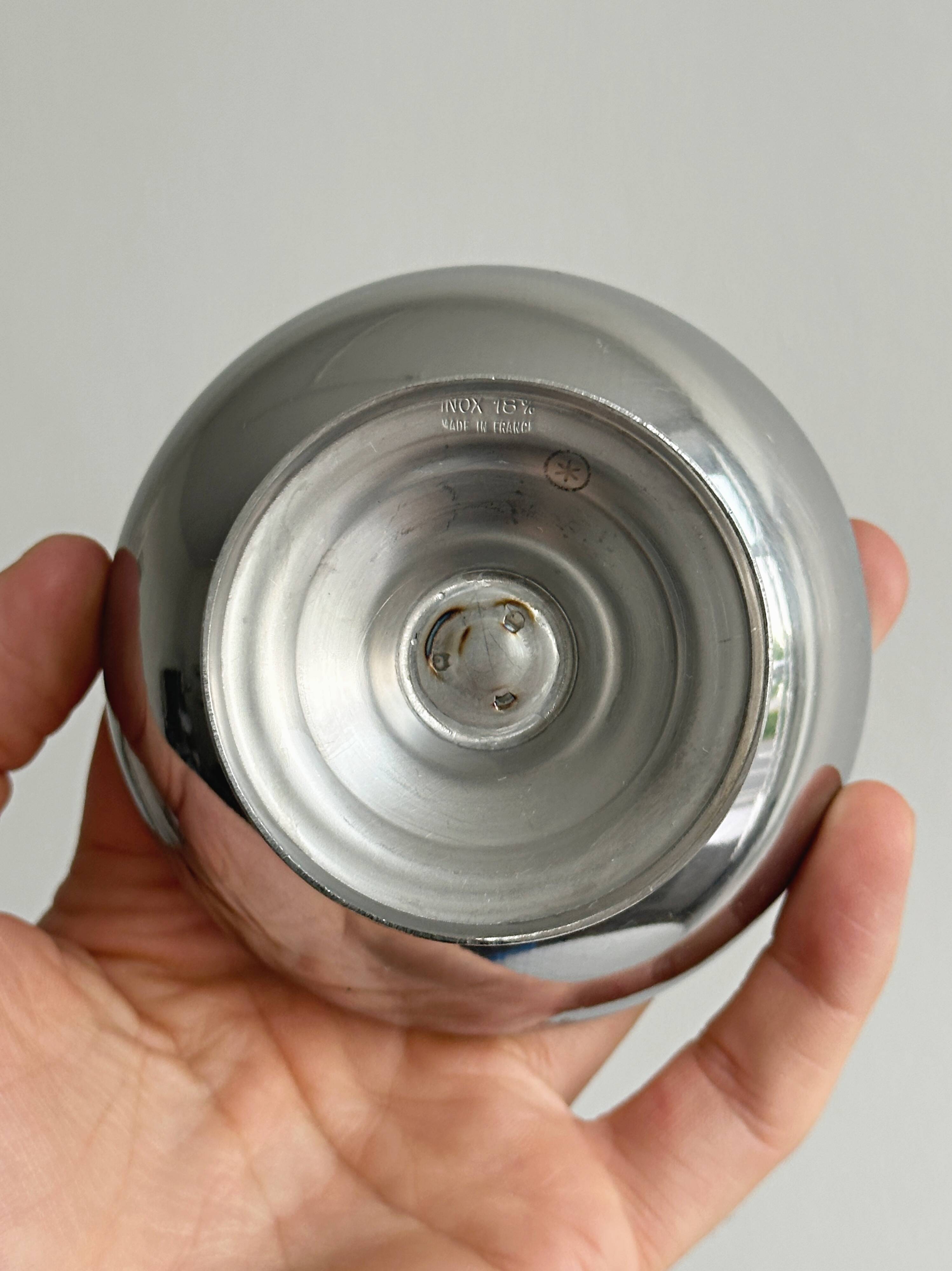 Set of 6 low footed bowls in mirror stainless steel.