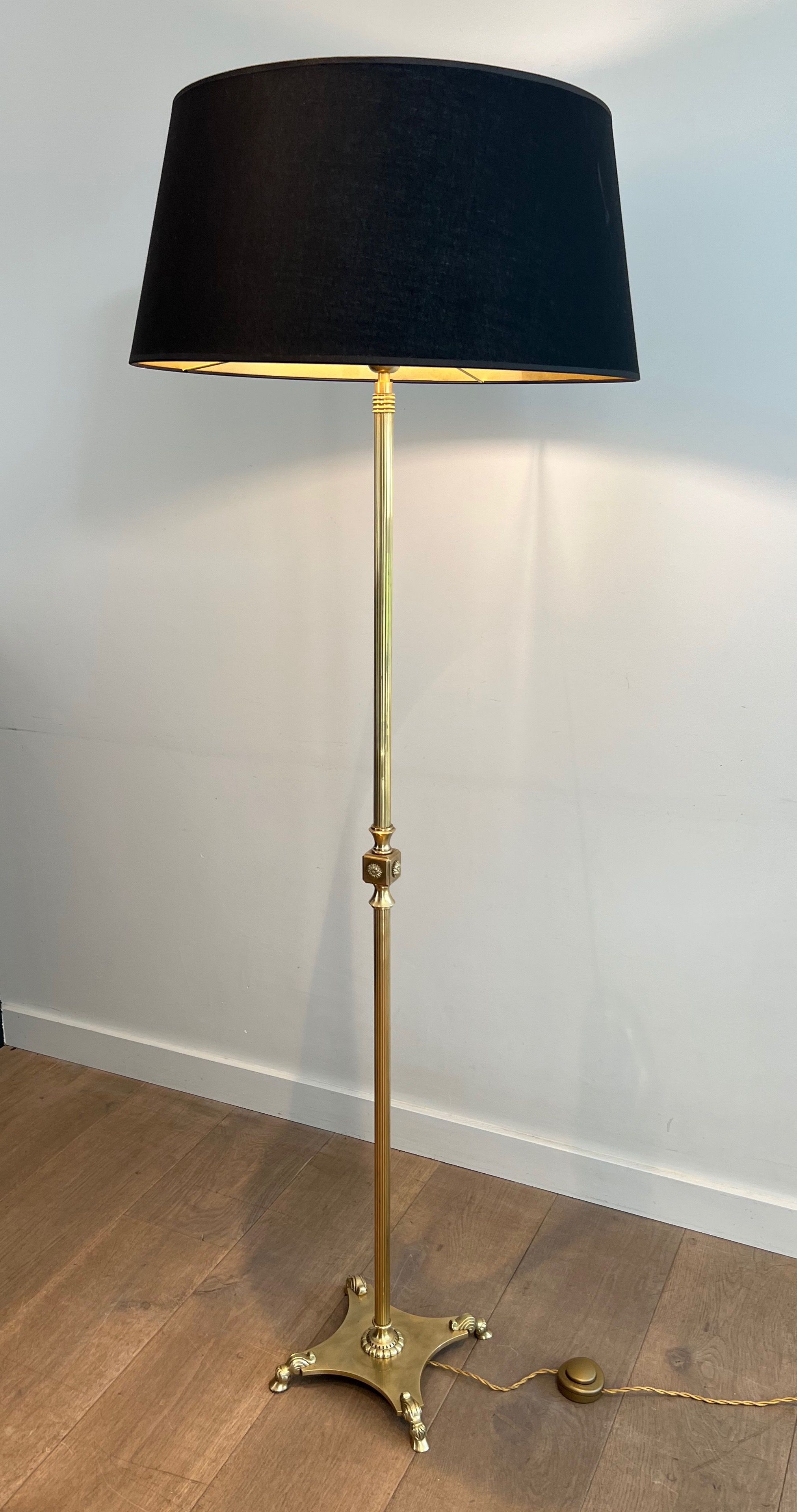 Lampadaire de parquet de style néoclassique en laiton à pieds griffes de la Maison Jansen