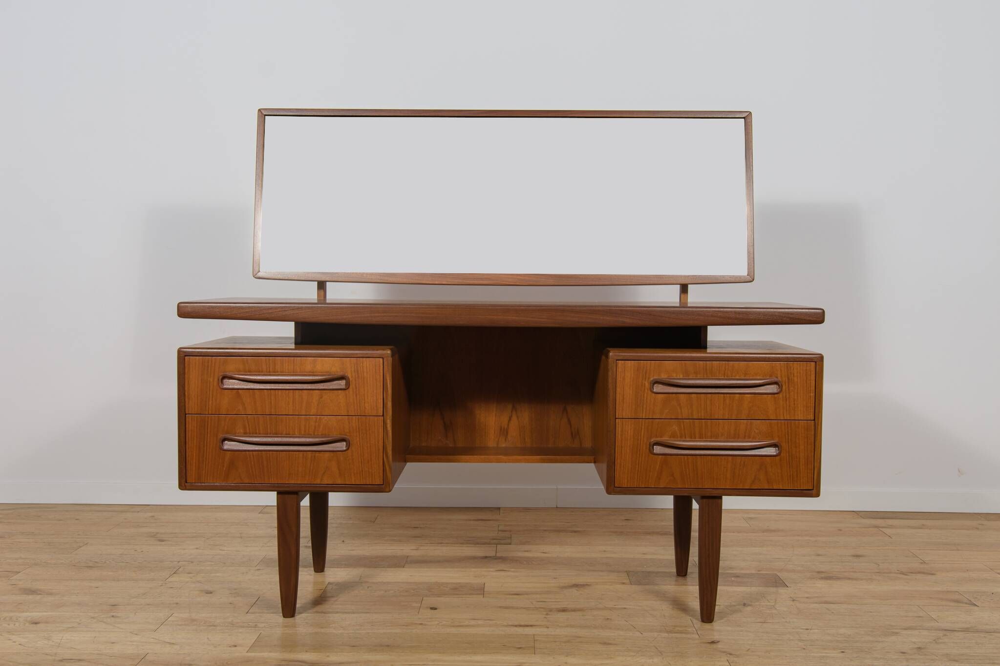 Table de maquillage en teck du milieu du siècle par Victor Wilkins pour G-Plan, Royaume-Uni, années 1960.