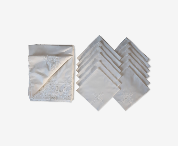 Nappe brodée et 12 serviettes