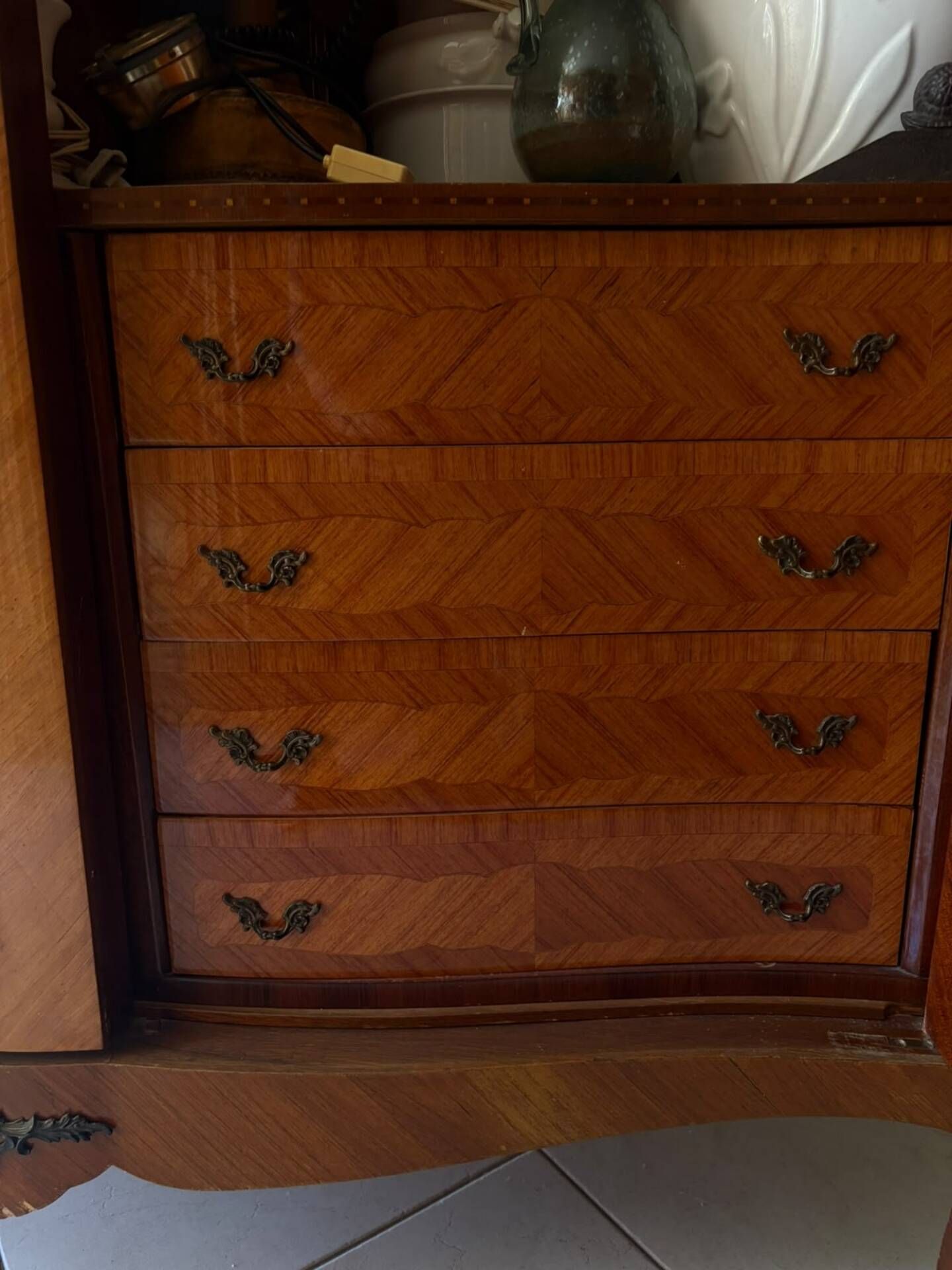 Armoire style Louis XV avec tiroirs interieurs