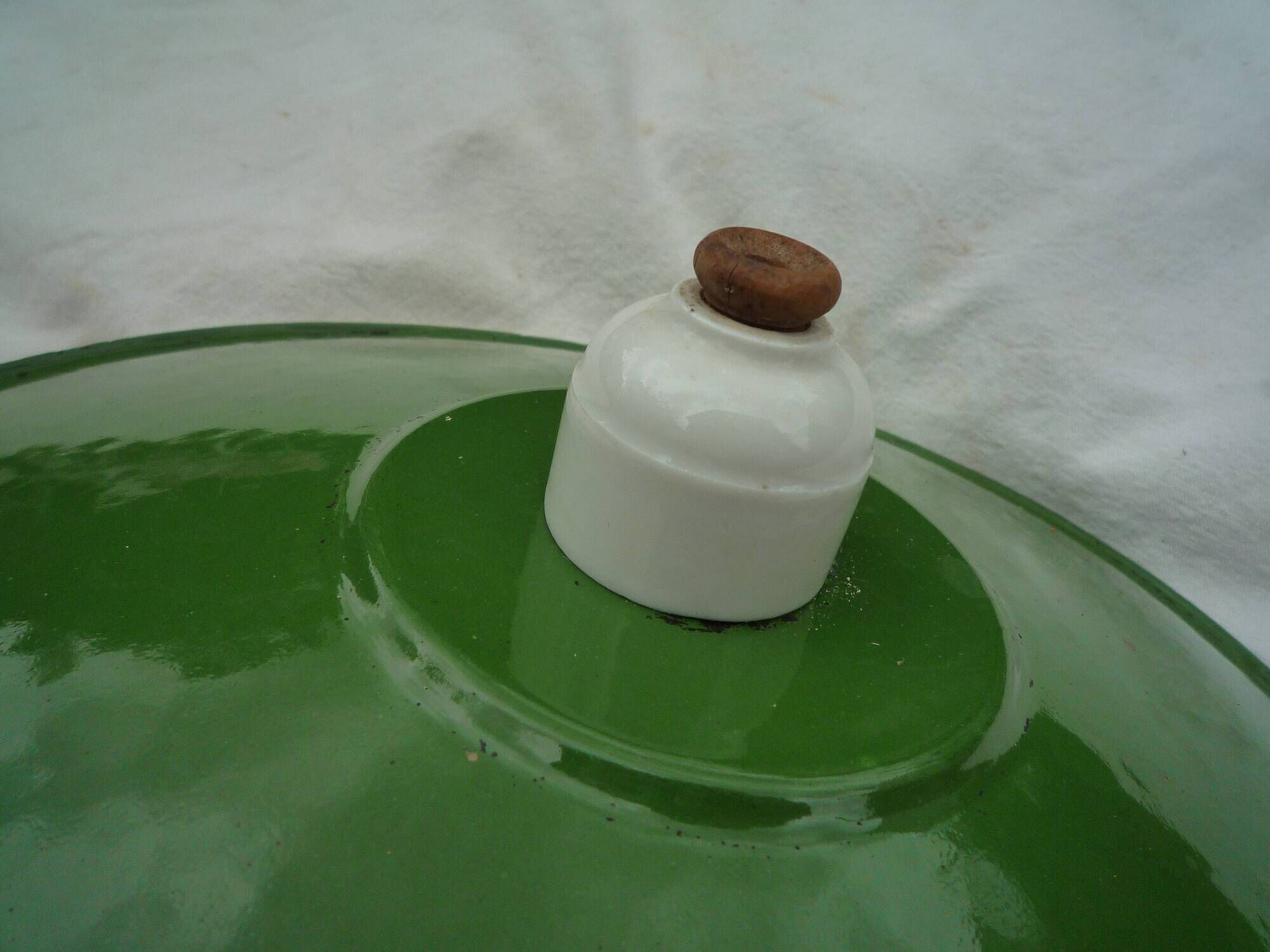 Old industrial suspension in green enamelled sheet metal and porcelain socket