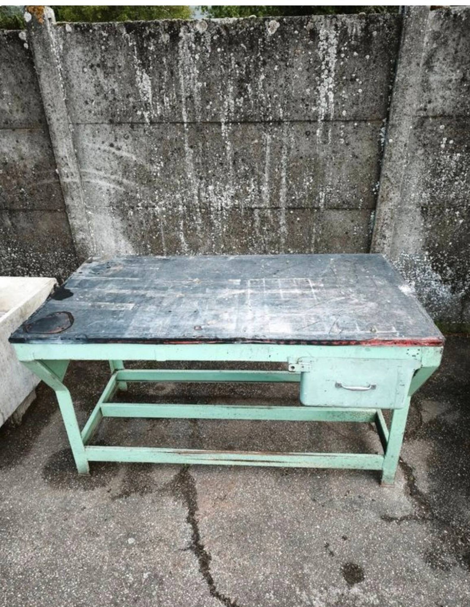 Ancien établi industriel en métal et bois