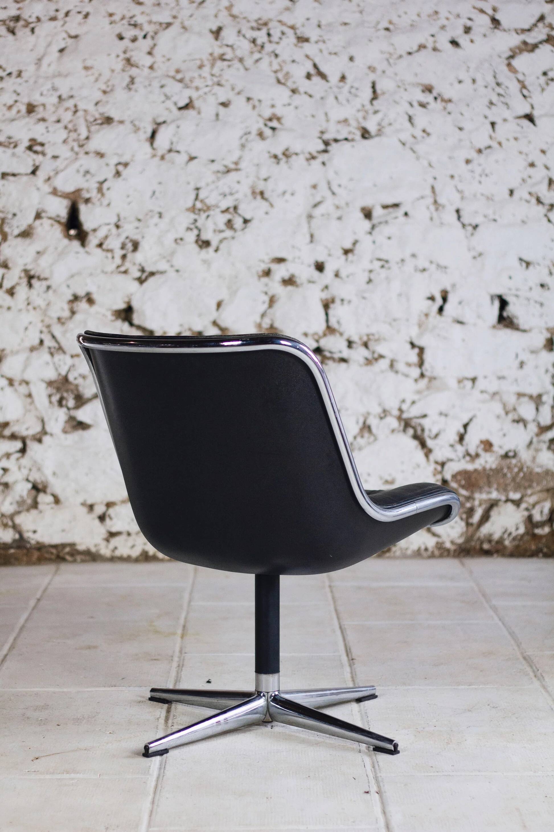 Black leather office chair by Charles Pollock for Knoll