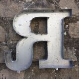 Lettre R d'enseigne en zinc grande taille