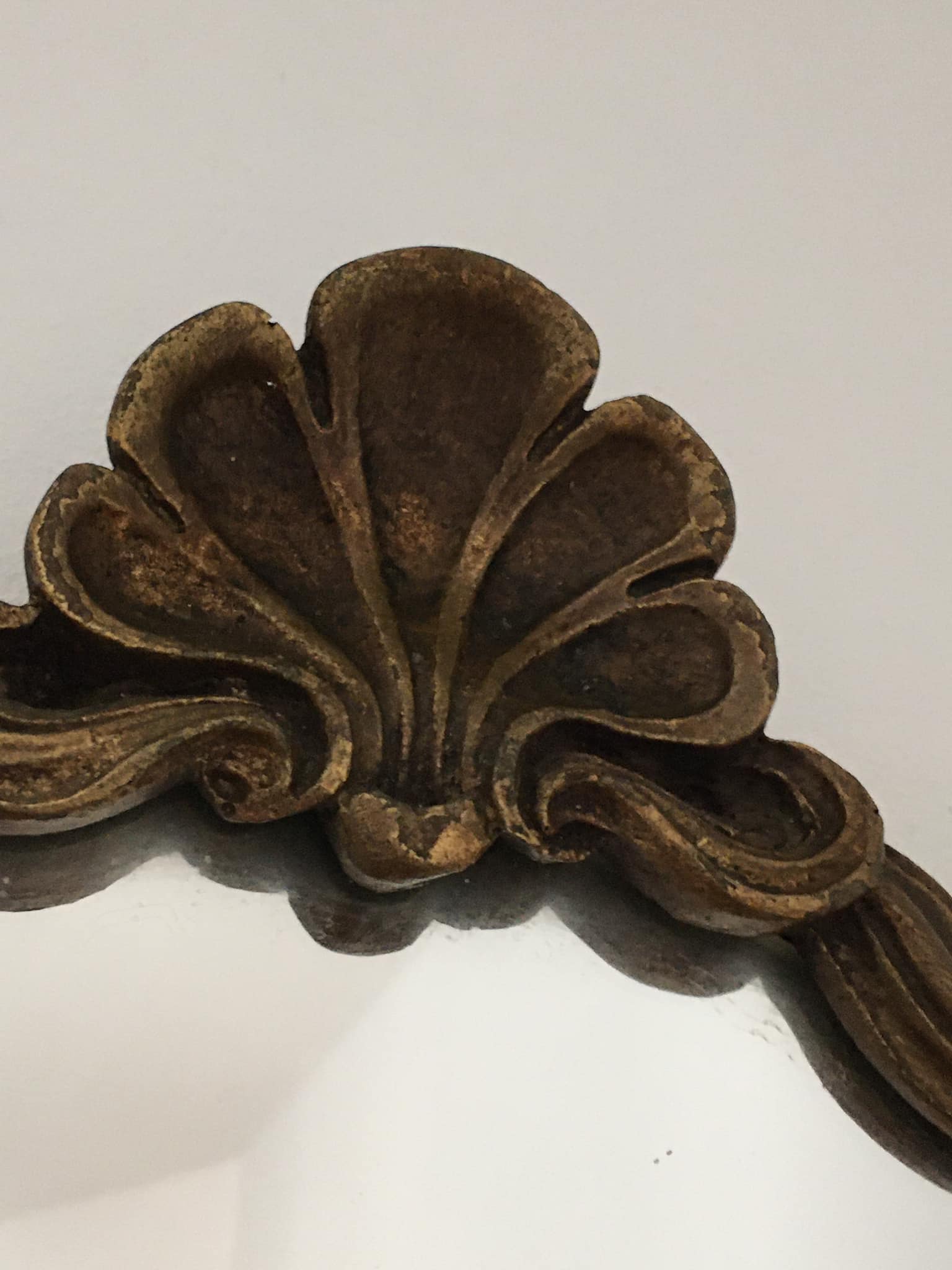 Gilded wooden mirror with shell decoration