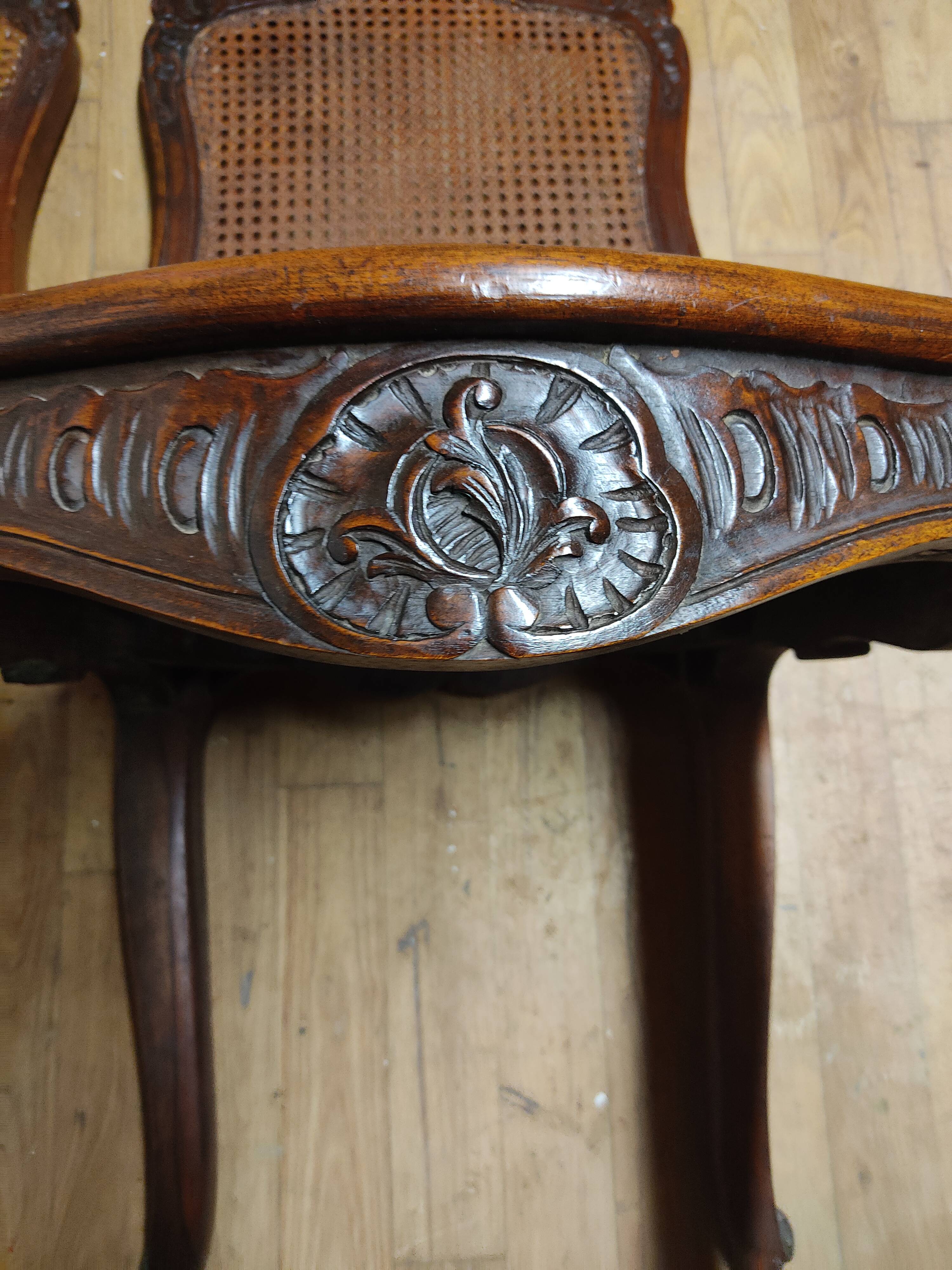 Chaises cannées noyer Louis XV