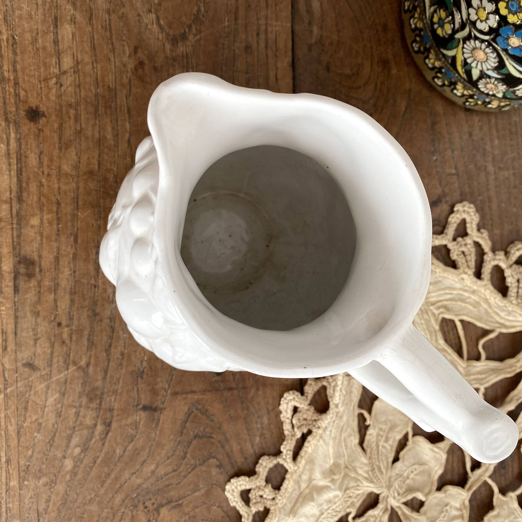 Jug in slipware with fruits