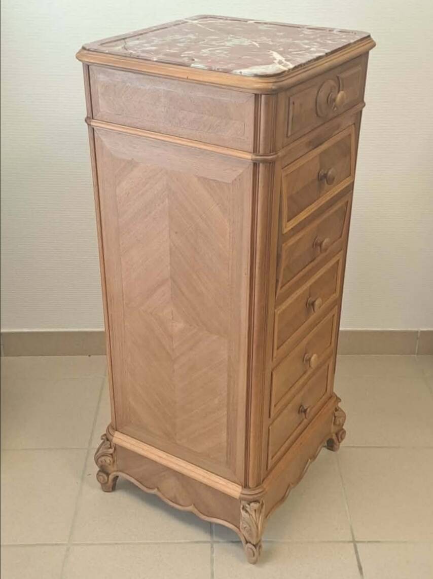 Oak chest of drawers
