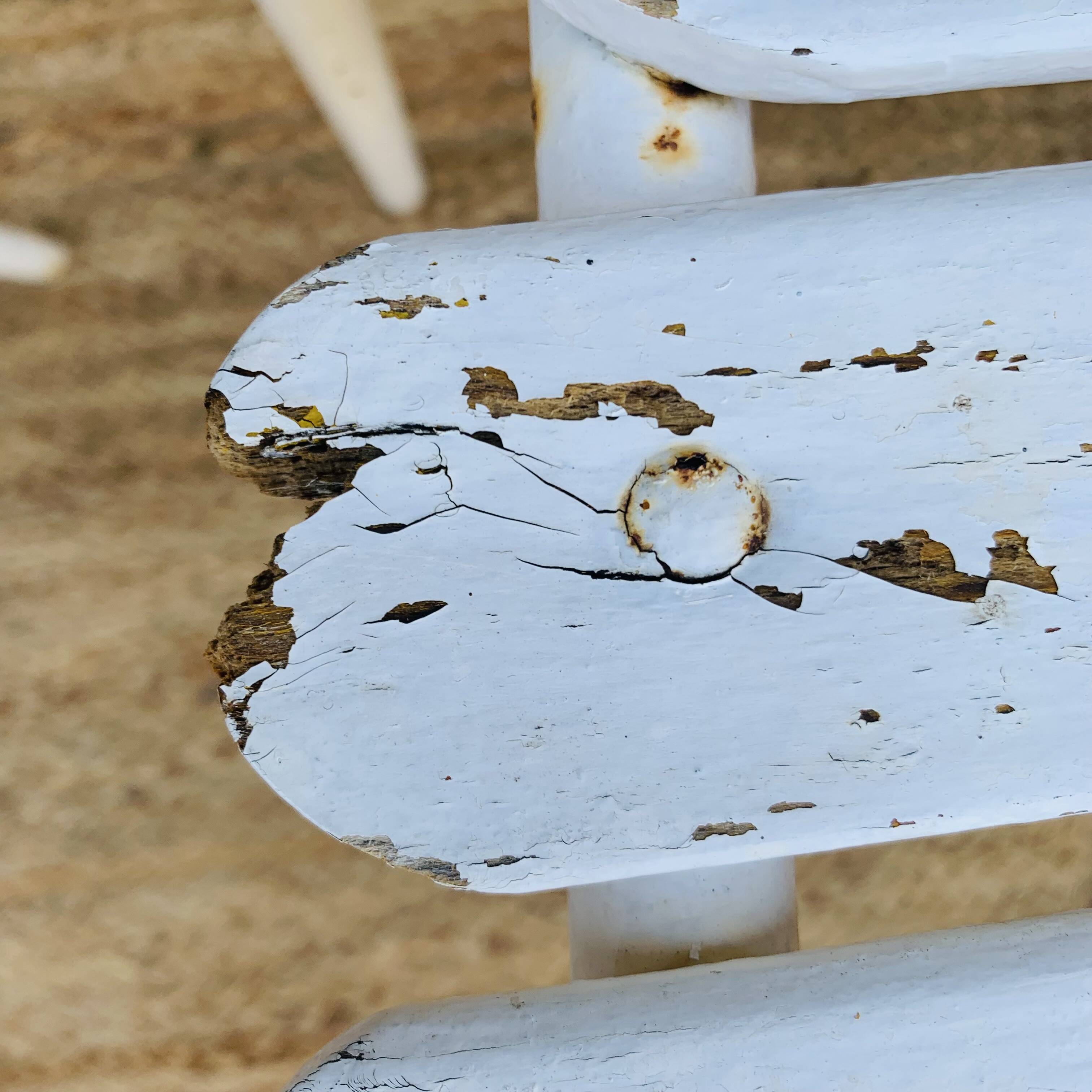 Set of 5 white wooden chairs