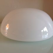 Plafonnier demi lune en opaline blanche vintage années 60-70