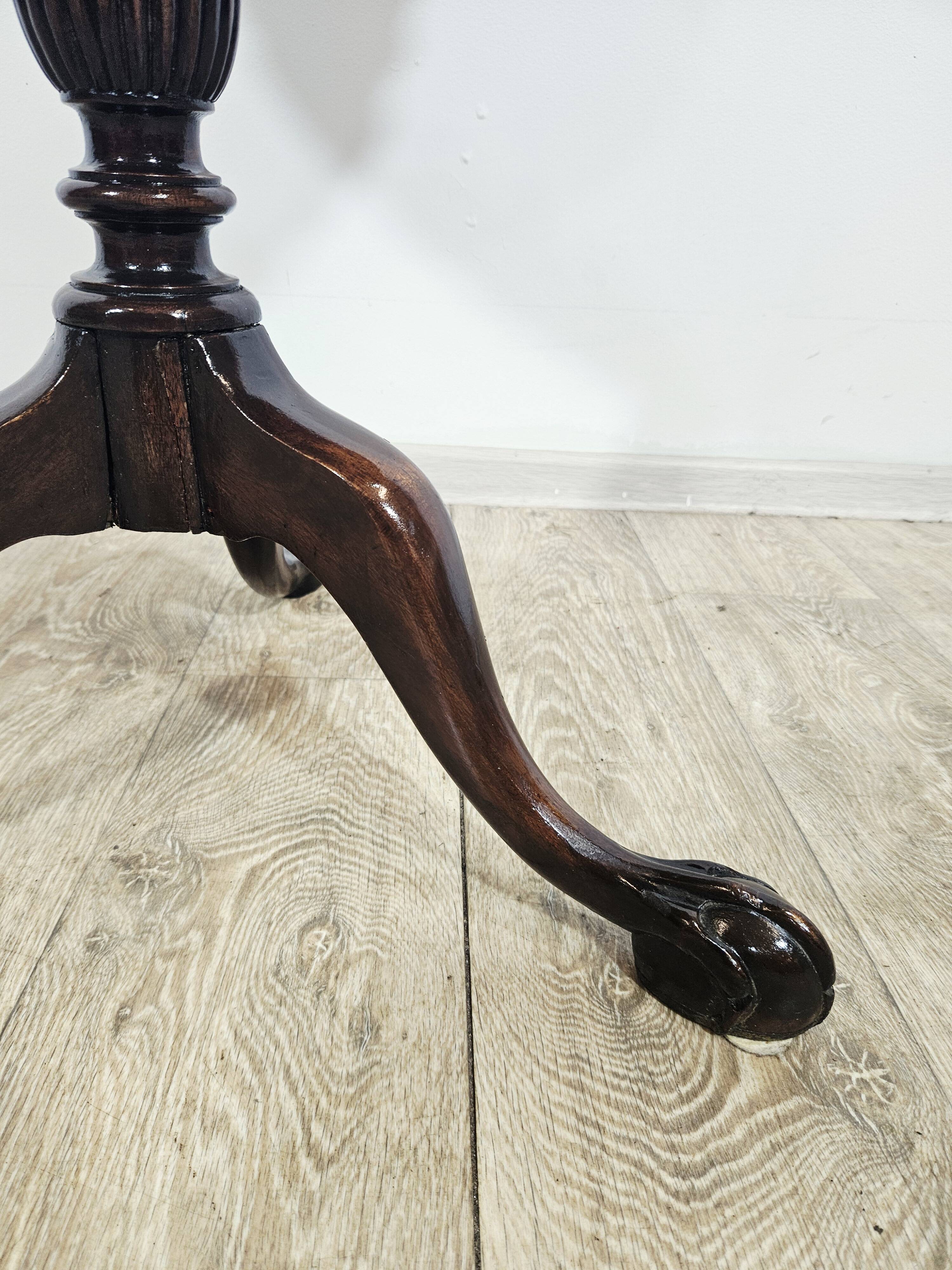 Table victorienne en acajou unique – première moitié du 19e siècle
