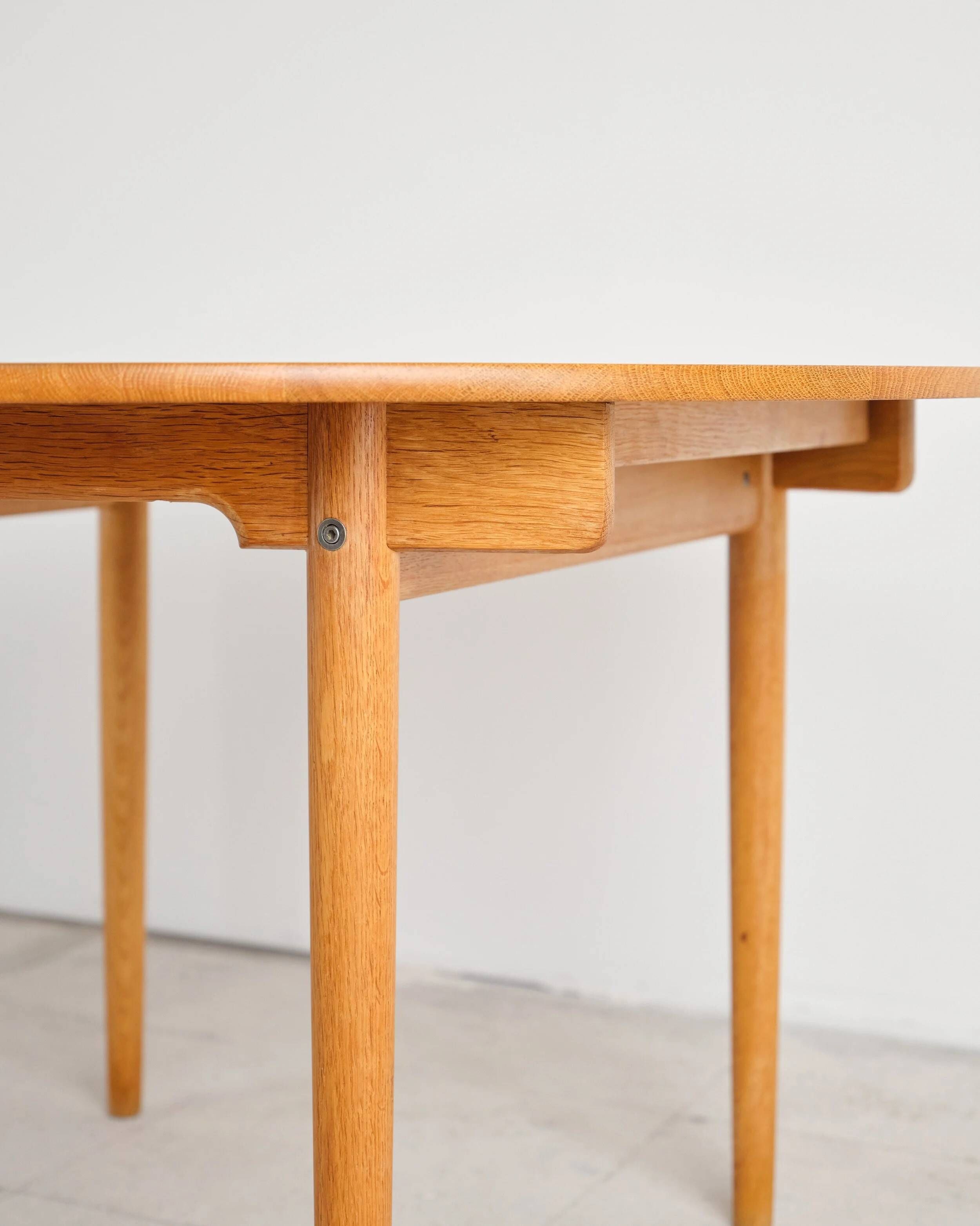 Table ronde extensible en chêne par Hans J. Wegner, Danemark, années 70