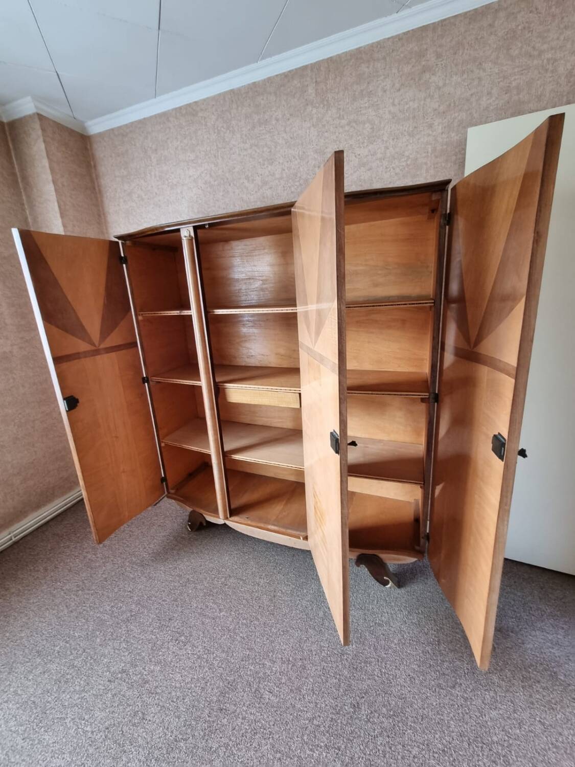 Armoire vintage