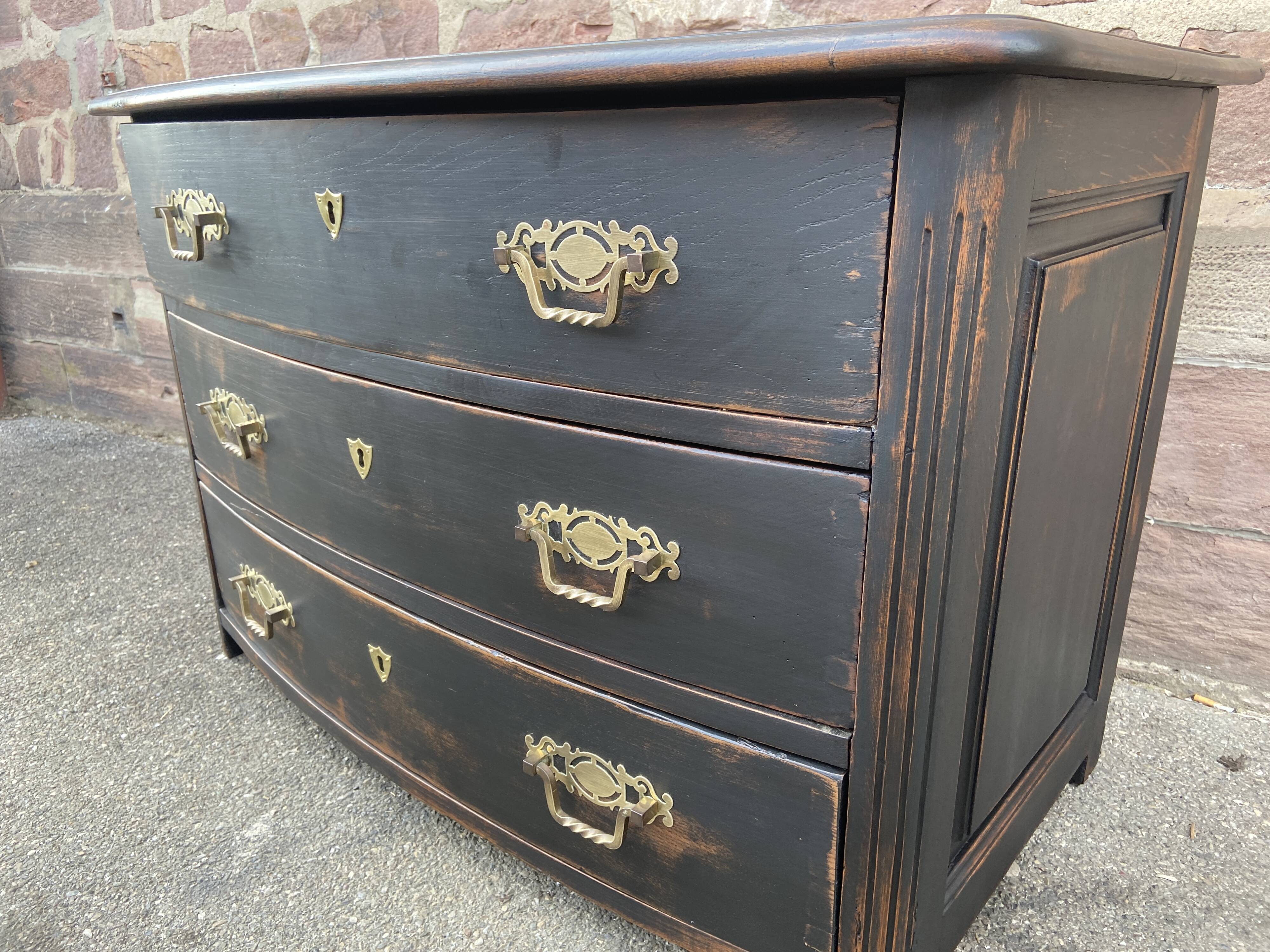 Alsatian curved chest of drawers XVIIIth patinated