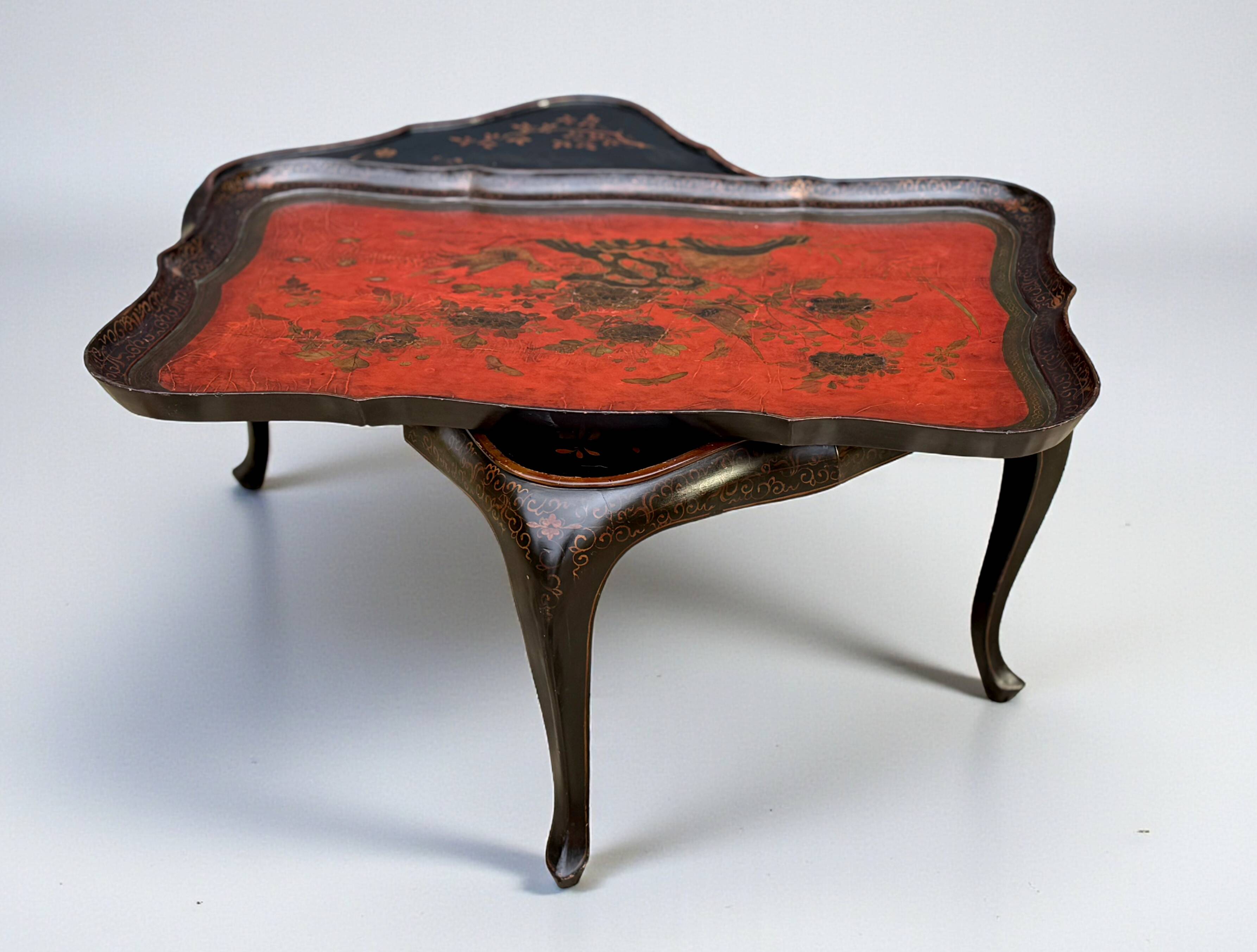 Low table in chinese black and red lacquer from the 19th century with independent tray