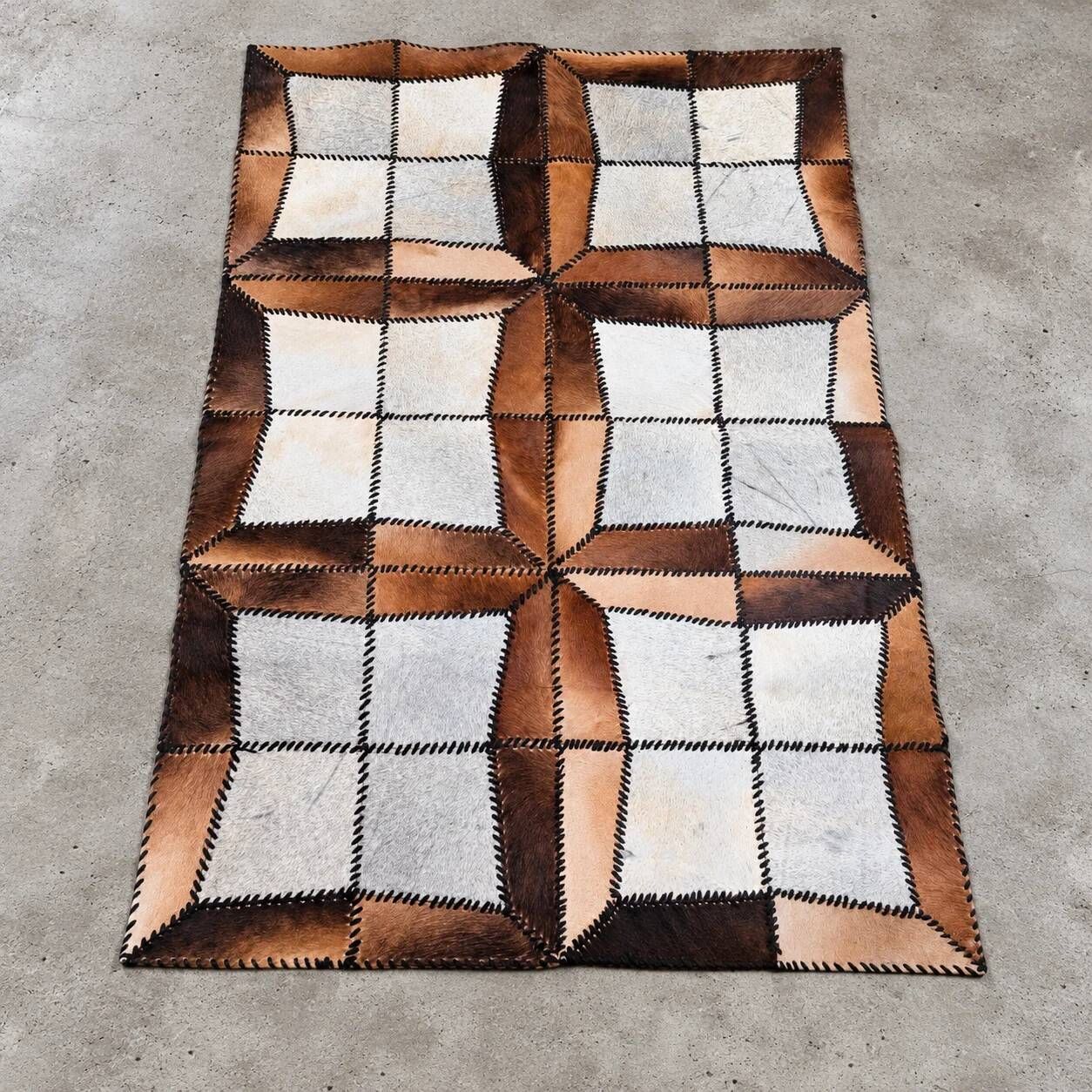 Tapis en patchwork de cuir de vache à lacets / années 1980