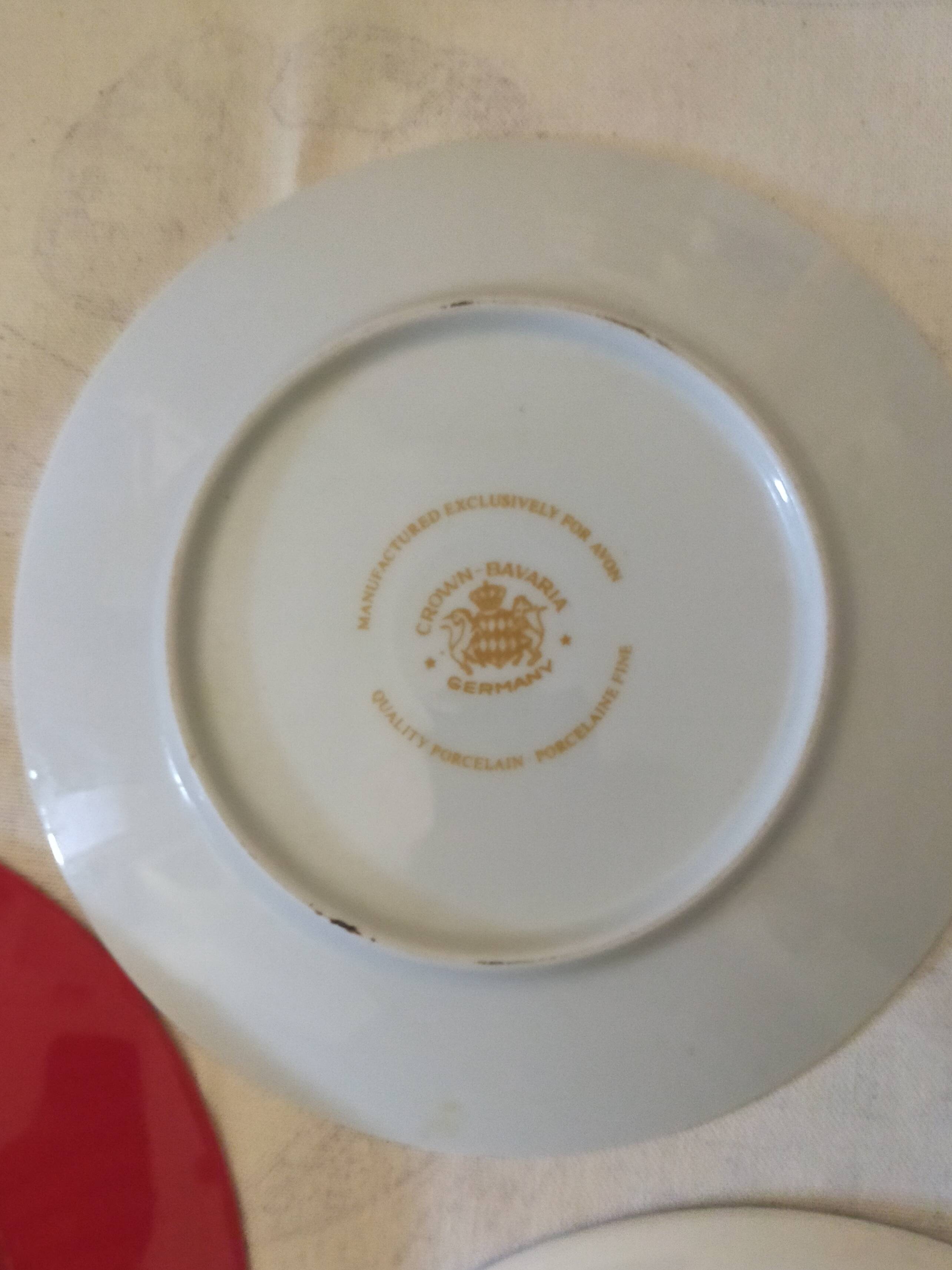 Set of four retro dessert plates in shades of red