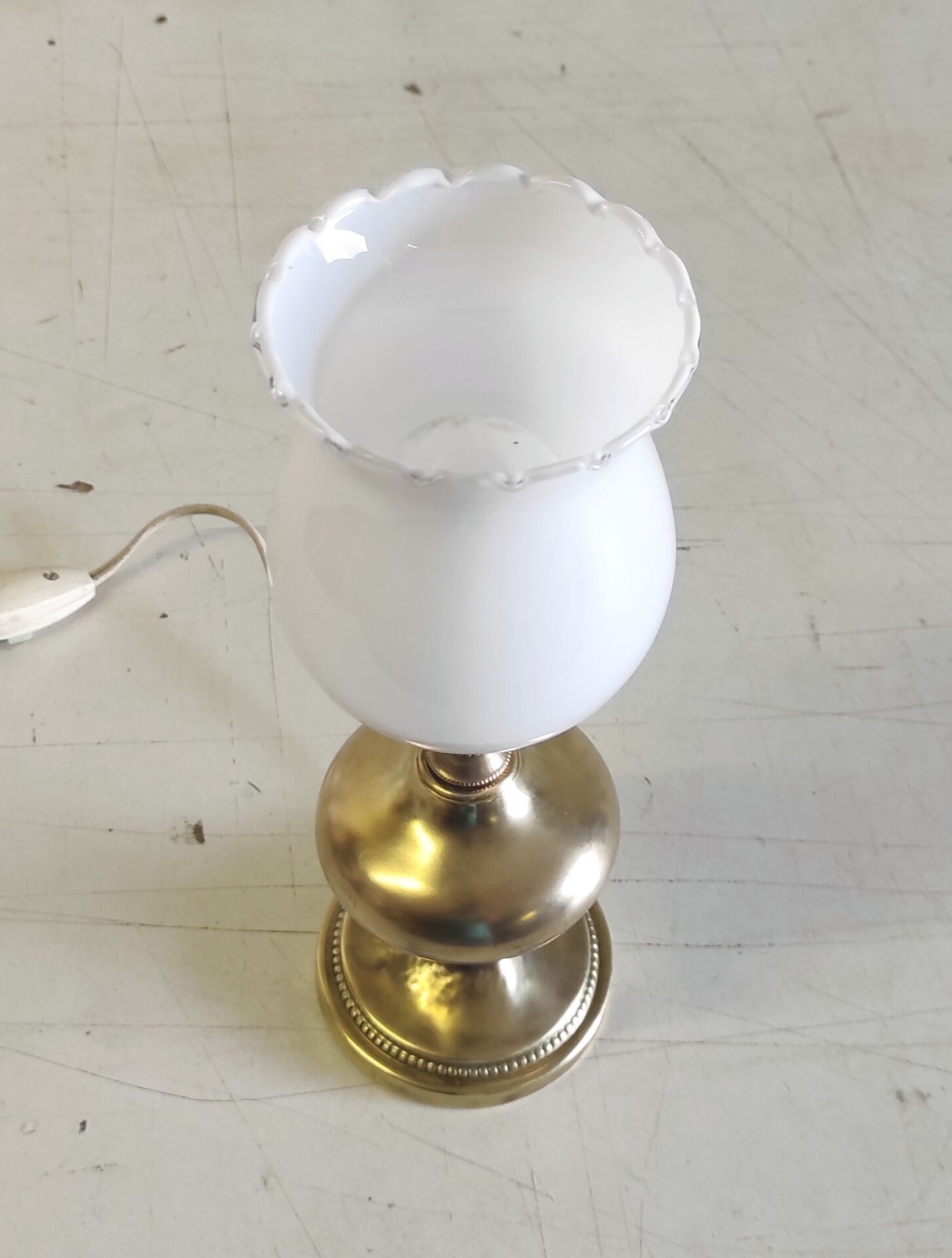 Table lamp in gilded brass and opaline globe - mid 20th century.