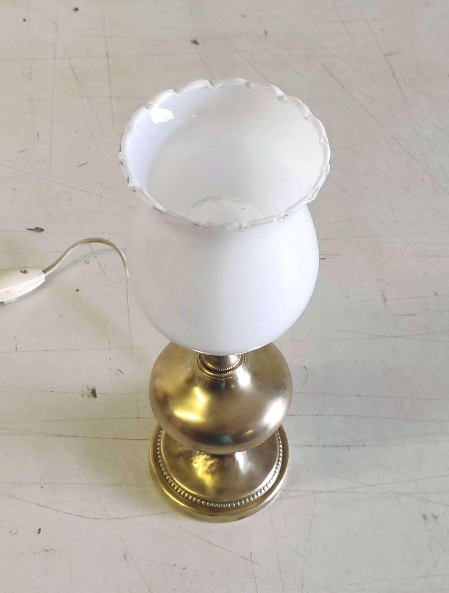 Lampe à poser en laiton doré et globe opaline - mid. XXeme