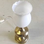 Lampe à poser en laiton doré et globe opaline - mid. XXeme