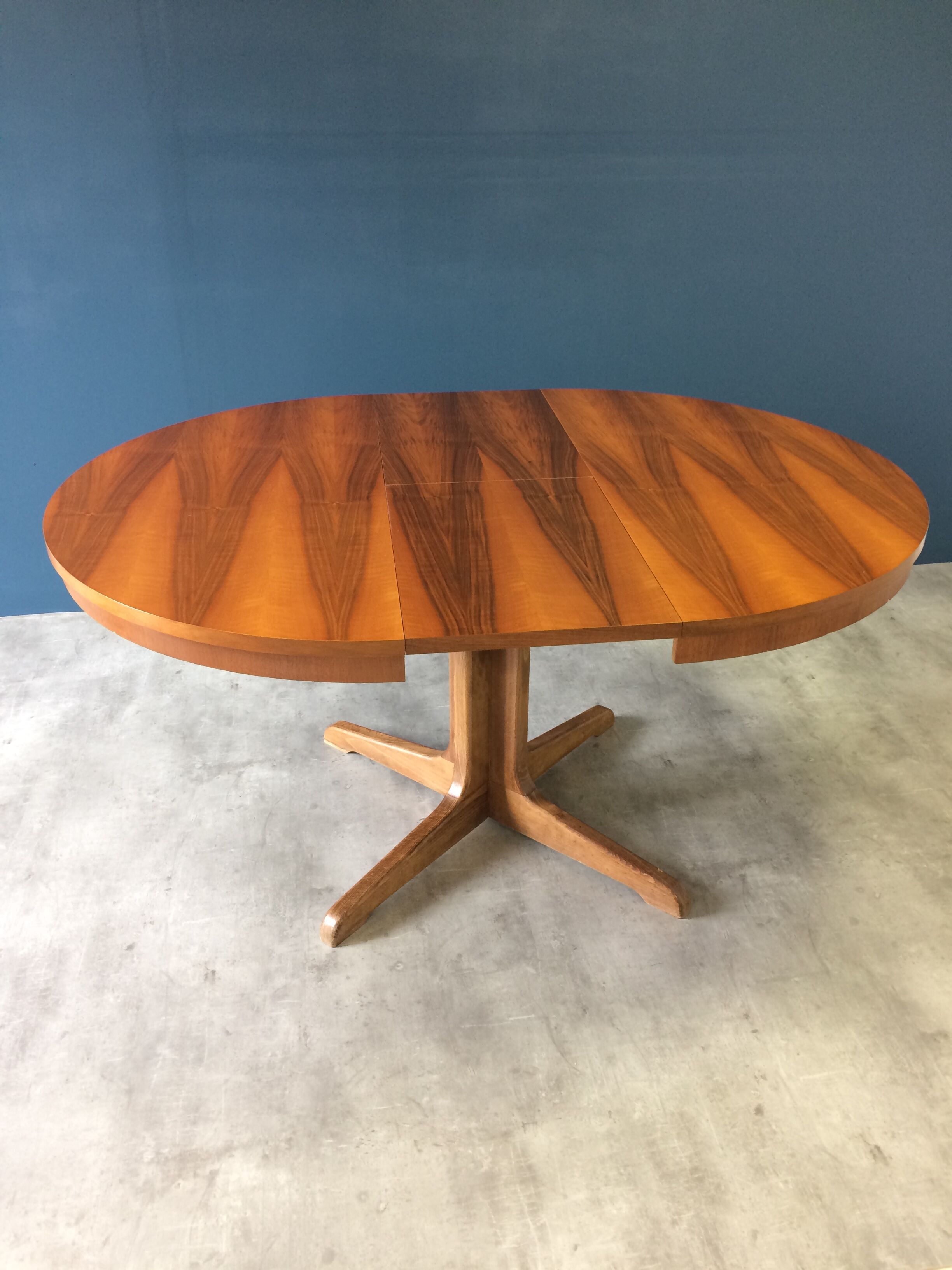 Extendable round table with butterfly leaf