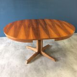 Extendable round table with butterfly leaf